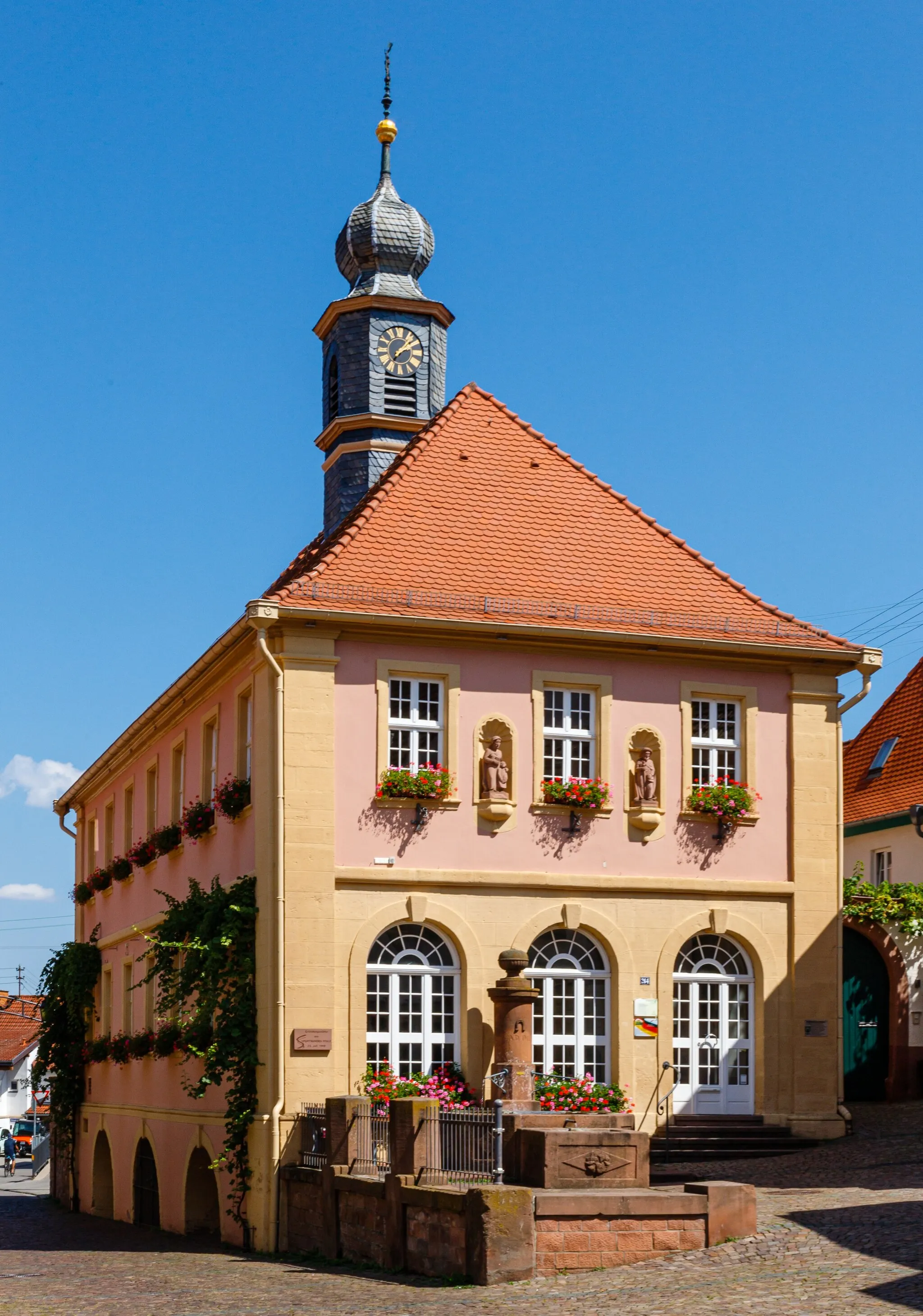 Photo showing: This is a photograph of a cultural monument. It is on the list of cultural monuments of Hambach an der Weinstraße.
Designation: Town hall Construction time: 1739/40 Description: Former town hall

Baroque hip roof building with clock tower, architect probably Johann Georg Stahl (1687–1755)
Basement arcades designated 1912 Place: Quarter Hambach an der Weinstraße, Neustadt an der Weinstraße, Rhineland-Palatinate, Germany, Europe Location: Weinstraße
House number: 264