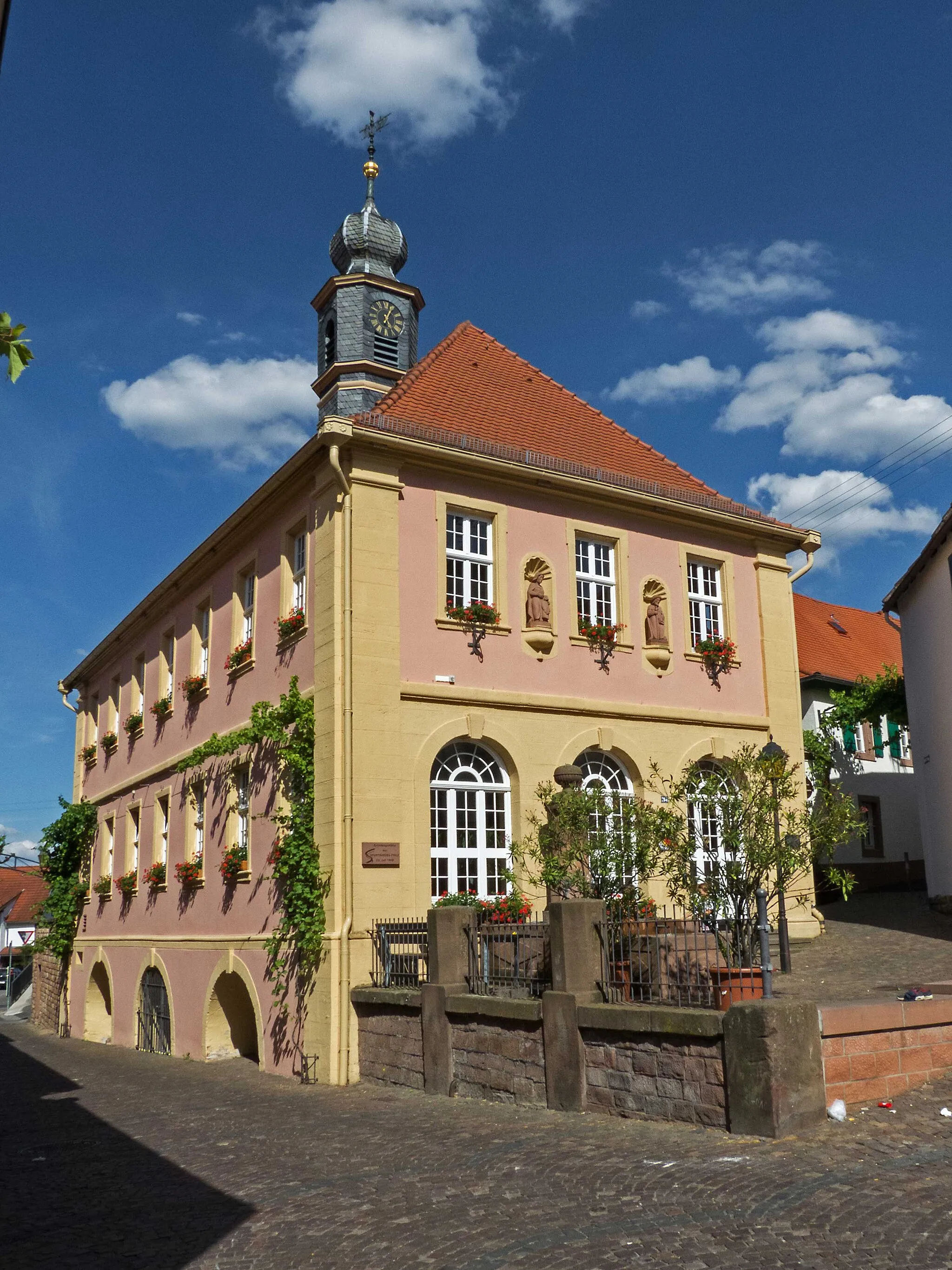 Photo showing: Ehemaliges Rathaus, barocker Walmdachbau mit Uhrturm - P1110115.jpg