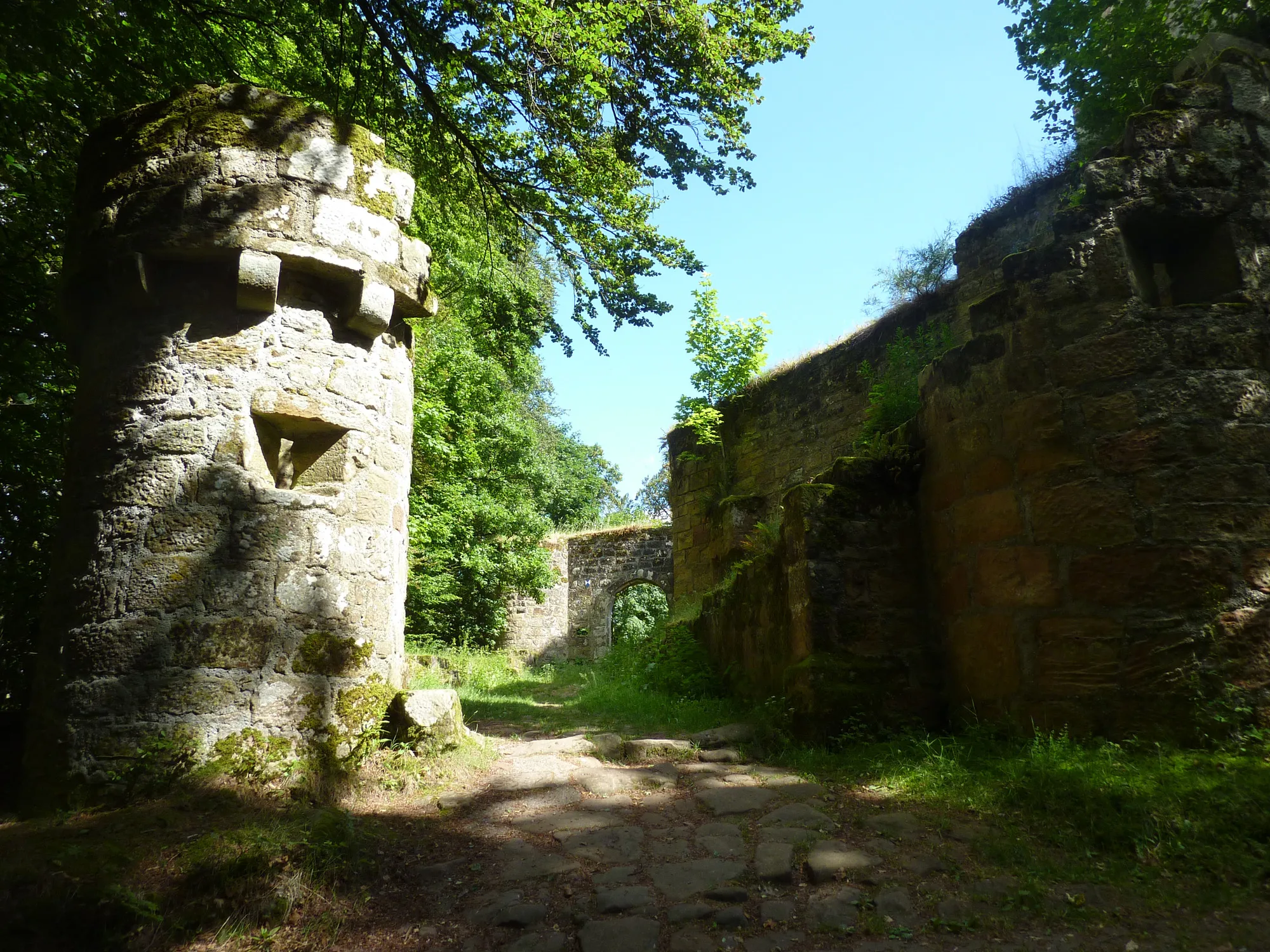 Photo showing: Eingangstor mit Vorwerk der Burg Gräfenstein