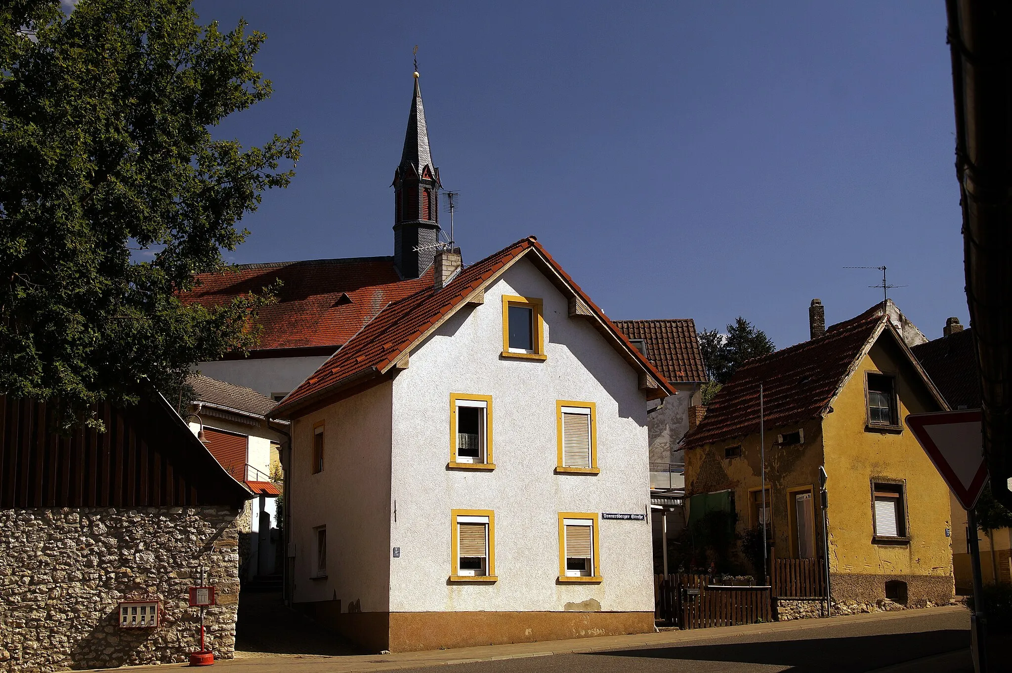 Photo showing: Ortsansicht Monzernheim mit Katholischer Kirche im Hintergrund