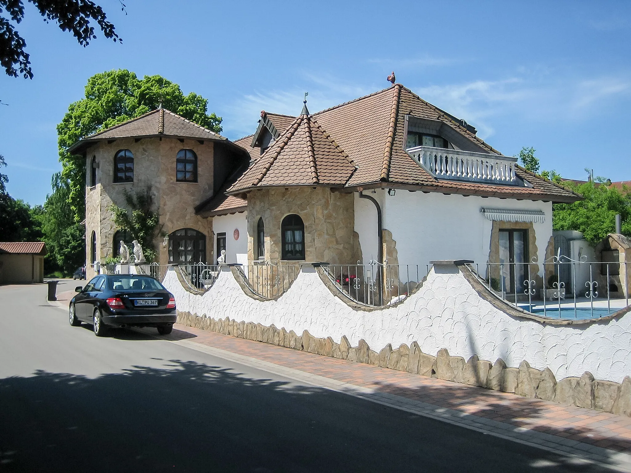 Photo showing: Das inzwischen umgebaute Empfangegebäude des Bahnhof Rodenbach