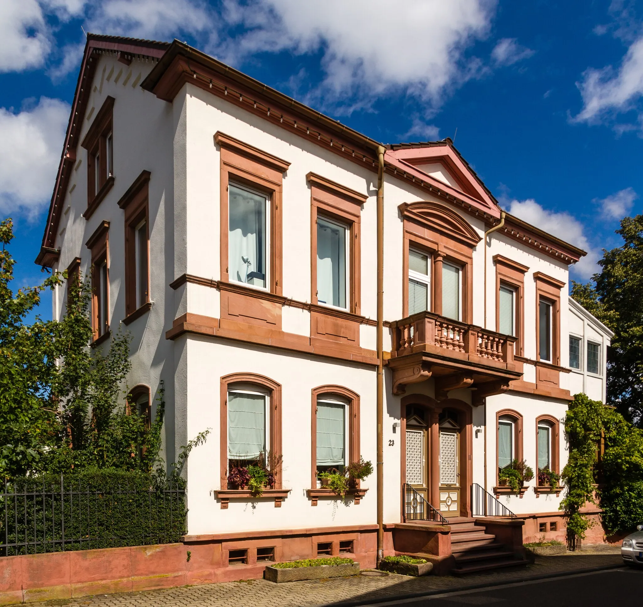 Photo showing: This is a photograph of a cultural monument. It is on the list of cultural monuments of Wachenheim an der Weinstraße.
Designation: Residential and commercial building Construction time: 1879 Description: Villa-like historicist residential and commercial building. Place: Wachenheim an der Weinstraße, Collective municipality Wachenheim, District Bad Dürkheim, Rhineland-Palatinate, Germany Location: Bahnhofstraße
House number: 23