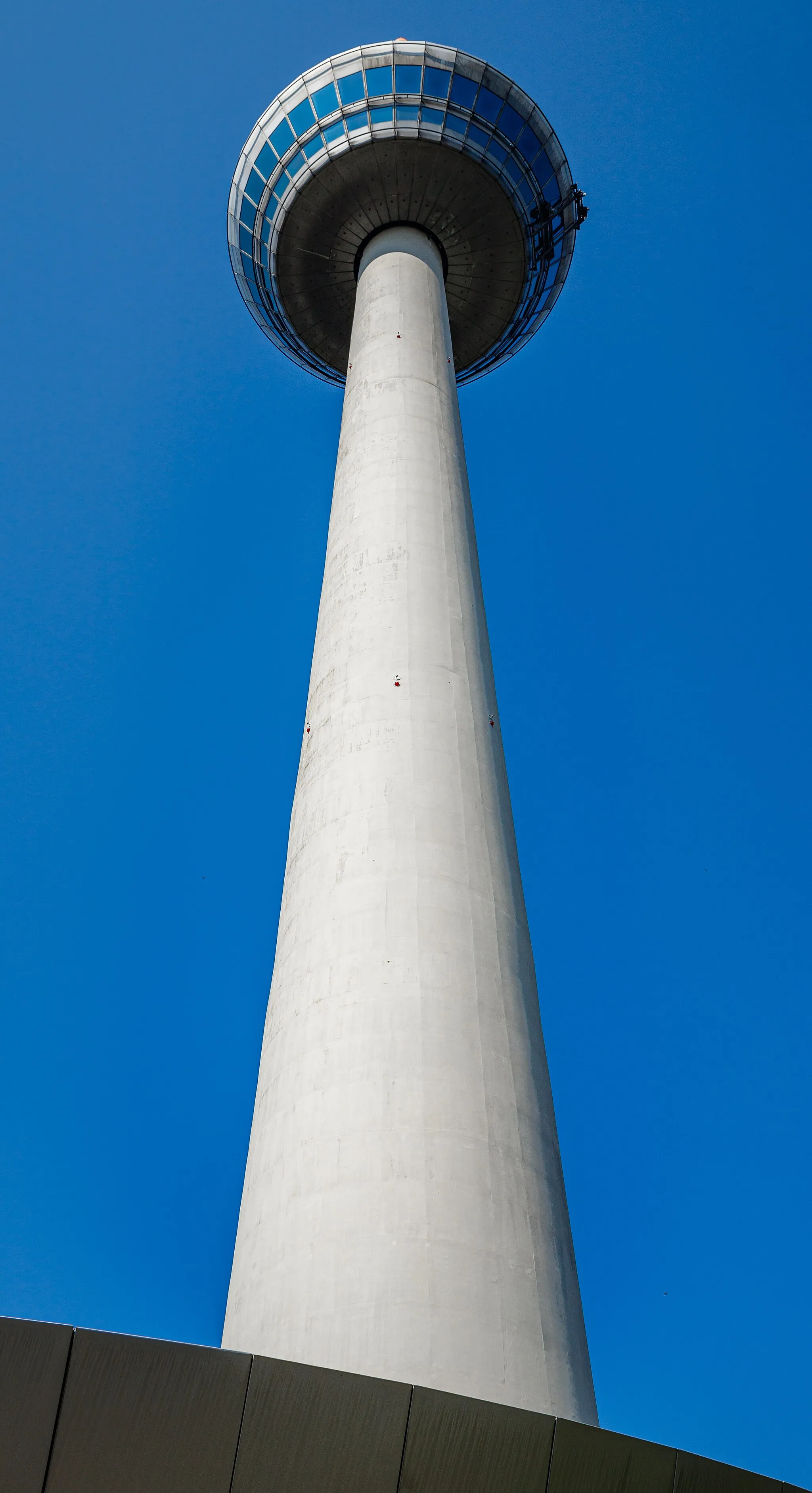 Photo showing: The Fernmeldeturm Mannheim (telecommunication tower) with revolving restaurant from below

Television tower: Fernmeldeturm Mannheim
Title
Fernmeldeturm Mannheim
Instance of
television tower, observation tower and restaurant
Architect
Erwin Heinle
Made from material
reinforced concrete, steel, glass and aluminium
Height
217.8 metre
Significant event
construction (1973 and 1975)
Owned by
Deutsche Funkturm
Located in the administrative territorial entity
Mannheim

Object: Revolving restaurant
Title
Revolving restaurant