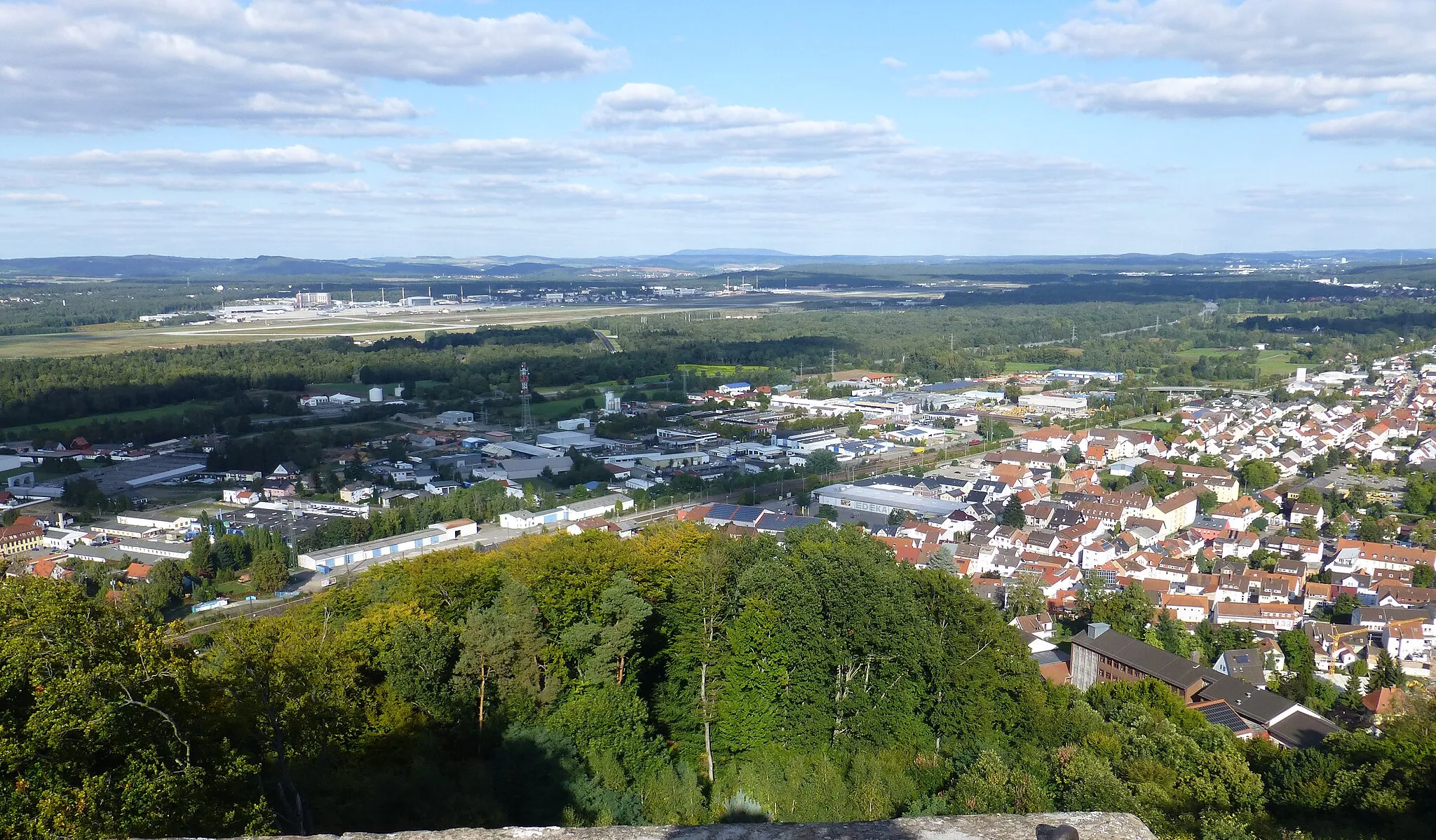 Photo showing: Bismarckturm (Landstuhl); Blick von der Plattform nordostwärts auf Landstuhl und die Ramstein Air Base; im Hintergrund der Donnersberg