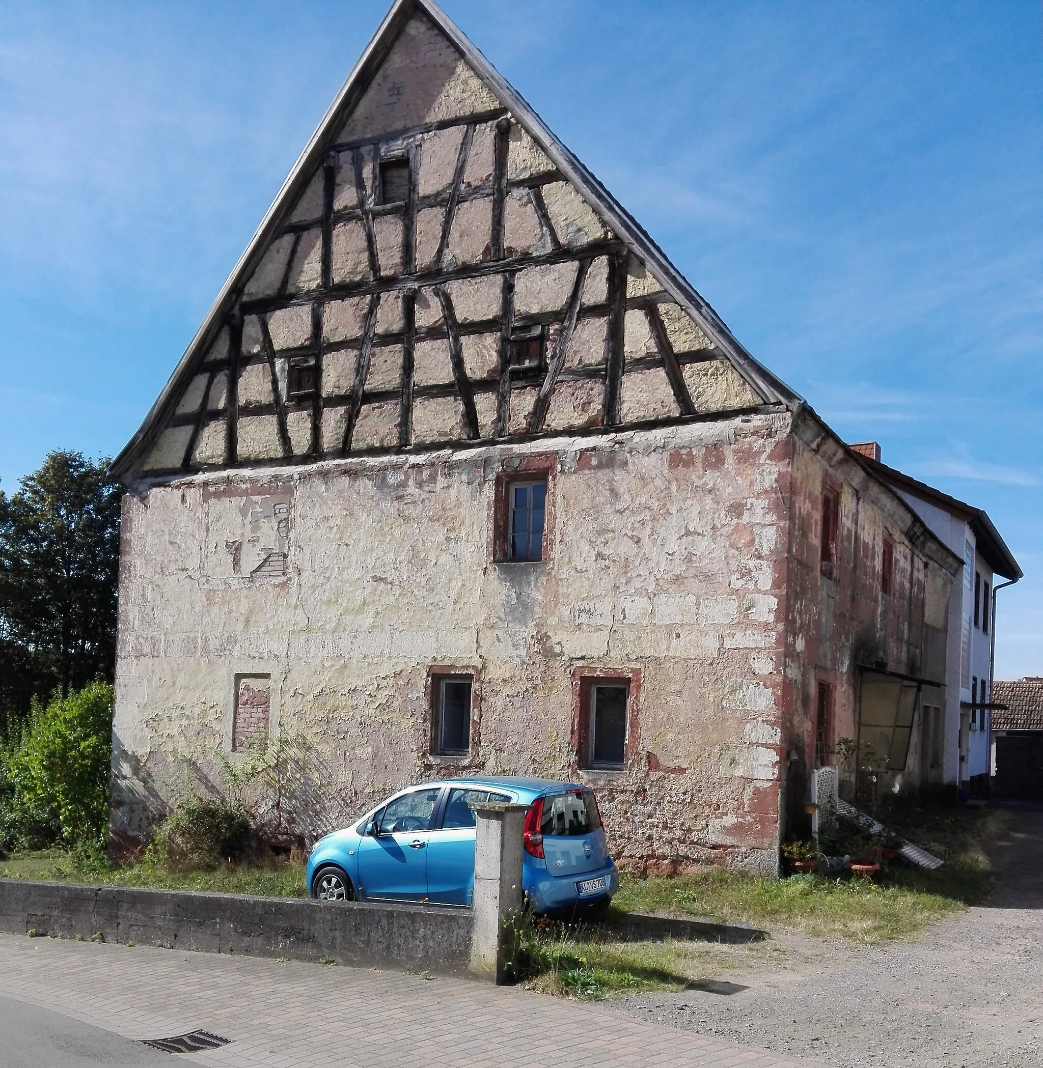 Photo showing: Rotsandsteinquaderbaubau mit Fachwerkgiebel, 1680