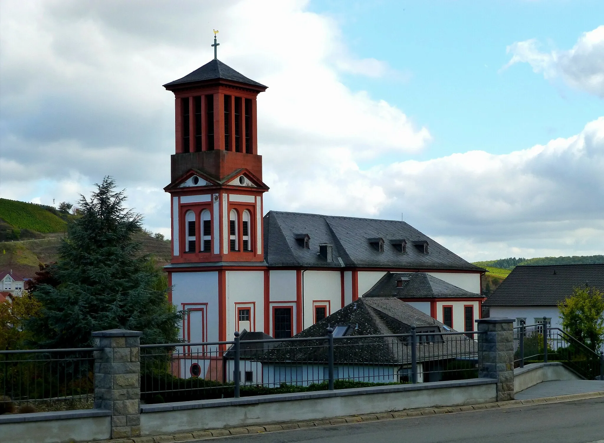 Photo showing: Katholische Kirche St. Laurentius in Wallhausen, vom Paierweg aus gesehen