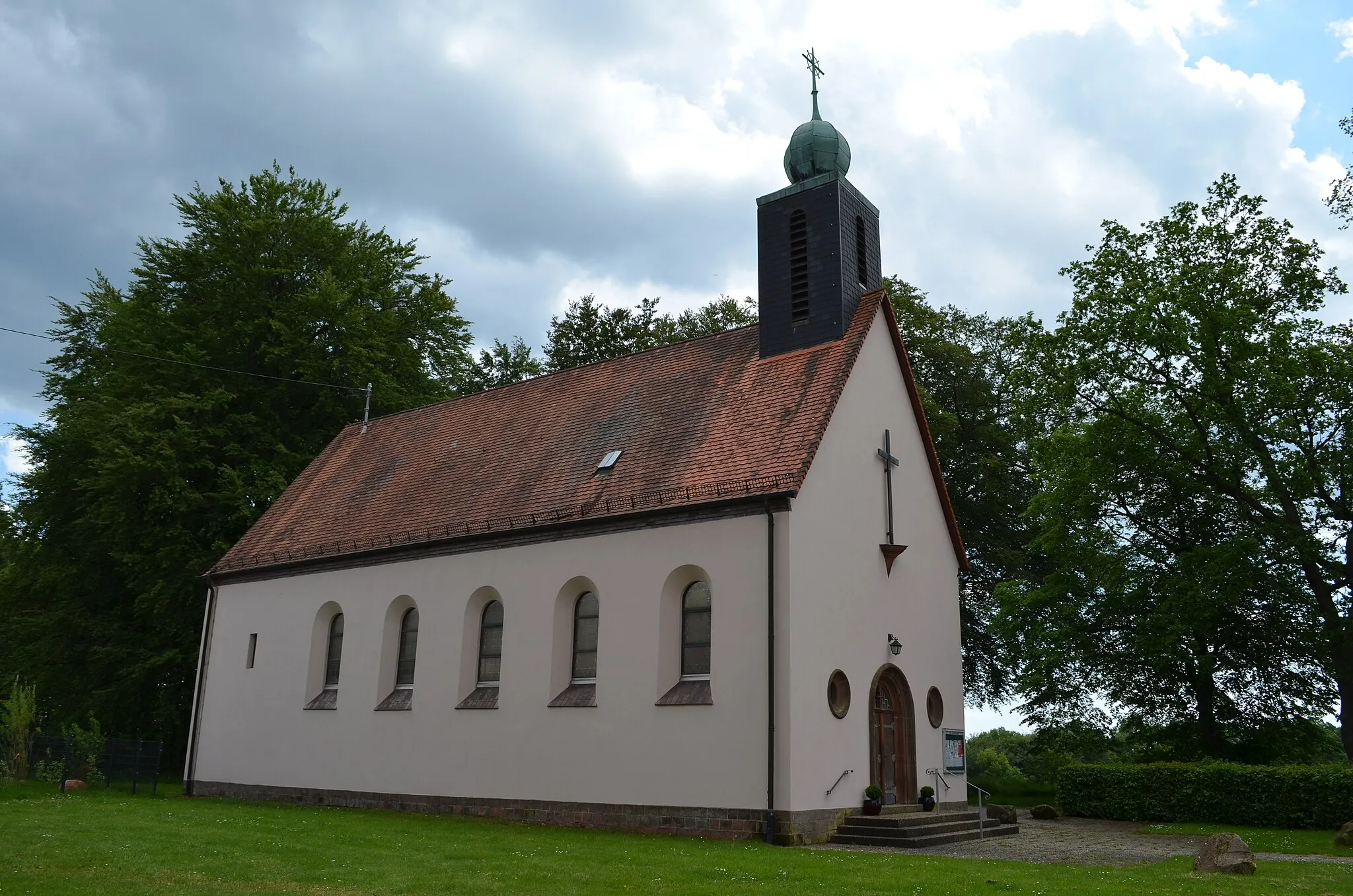 Photo showing: Katholische Kirche St. Joseph	in Pirmasens-Erlenbrunn: kleiner romanisierender Saalbau, 1930