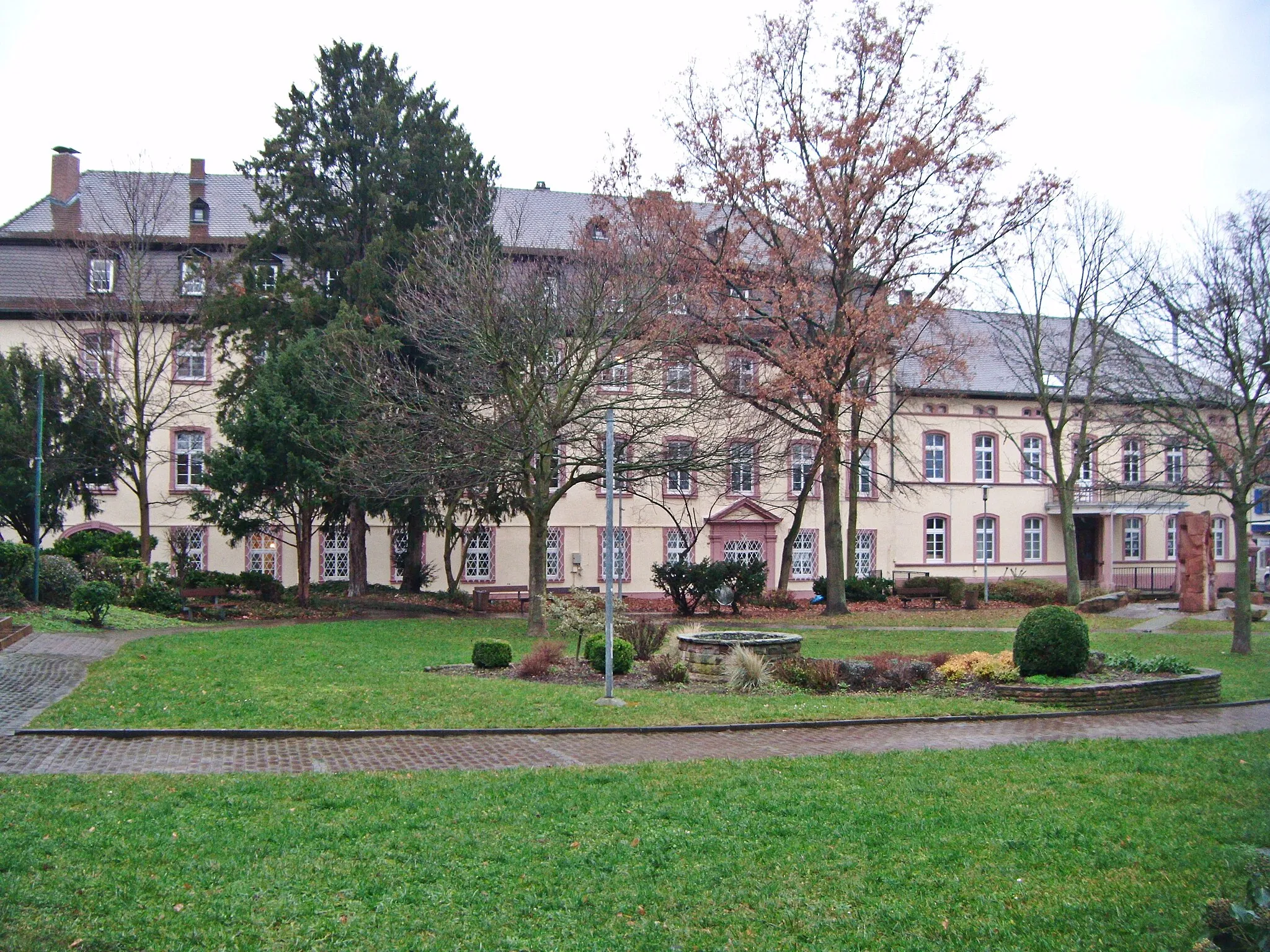 Photo showing: Grünstadt, Schloss Unterhof der Grafen von Leiningen, zuvor als "Lungenfelder Hof" ehemalige Propstei der Abtei Glandern in Lothringen