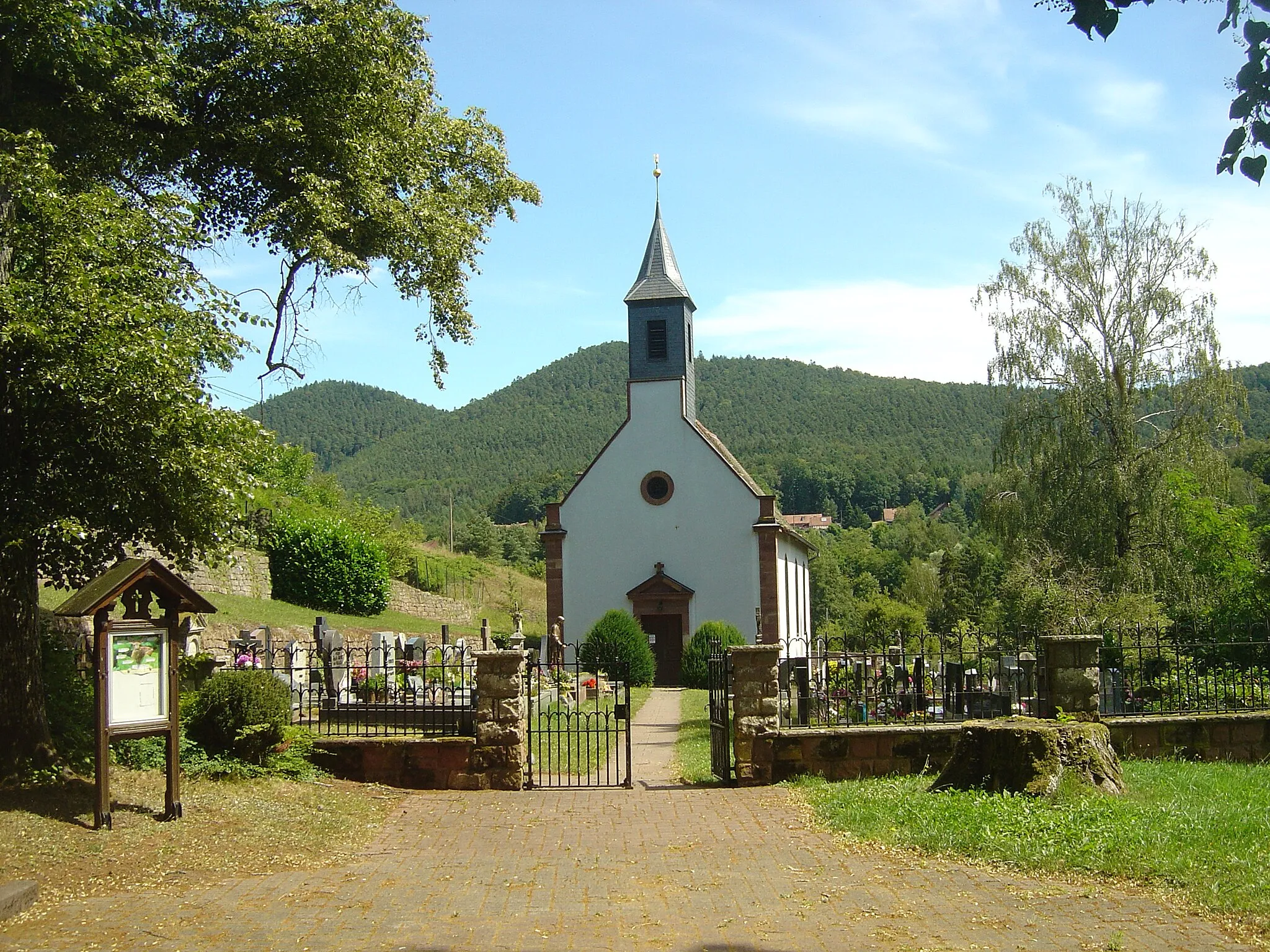 Photo showing: A Windstein, le cimetière et l'église luthérienne (temple protestant)