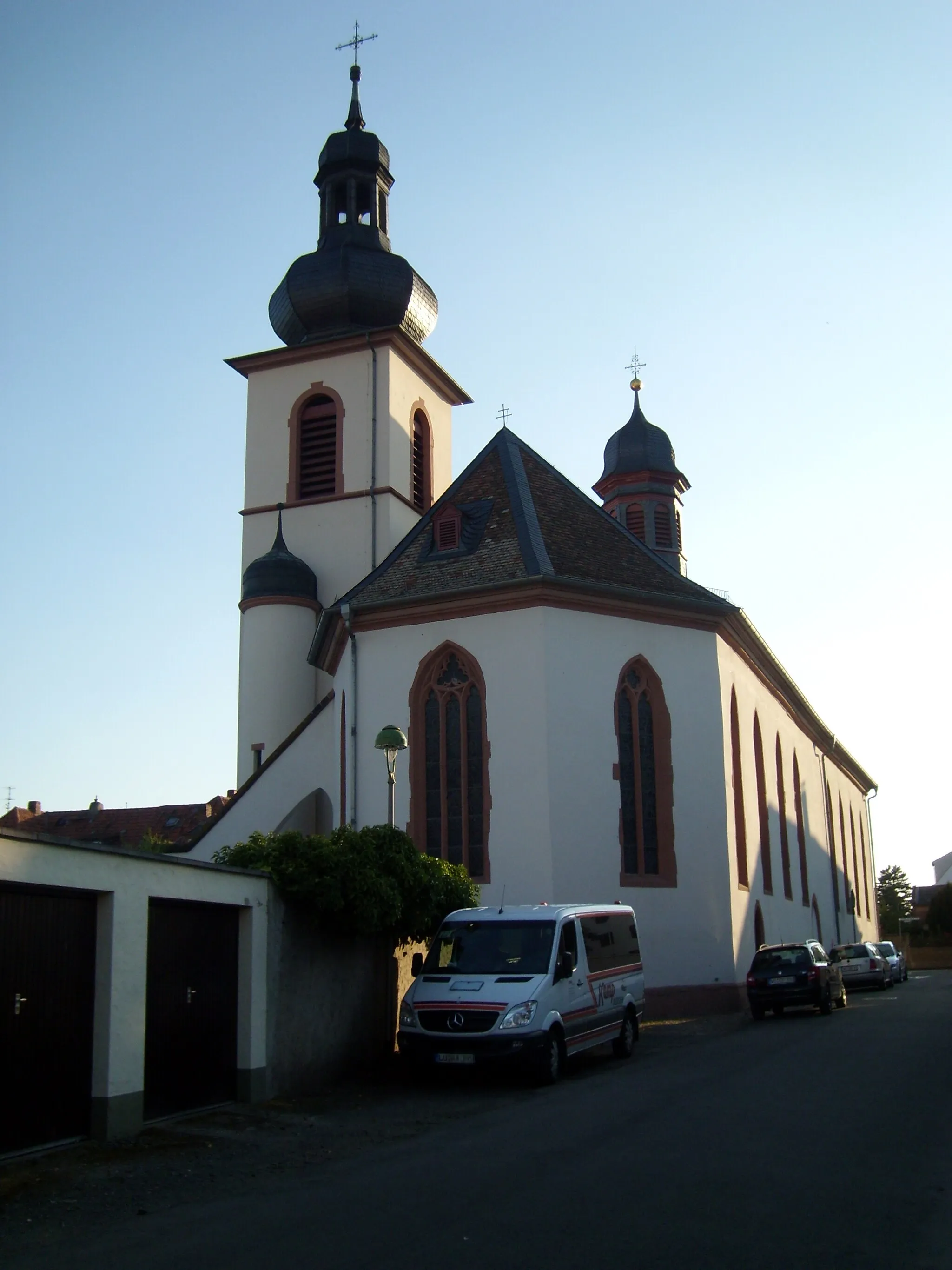 Photo showing: Catholic parish church "St. Maria Himmelskron" in Worms-Hochheim, founded in 1299