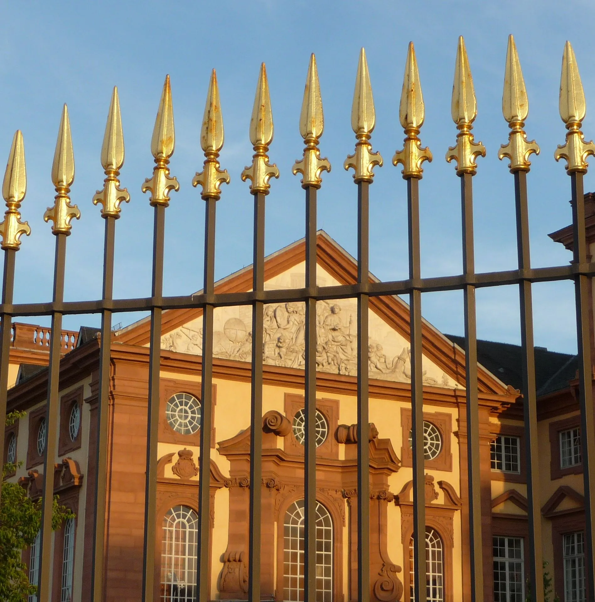 Photo showing: Die Schlossbibliothek liegt genau gegenüber der Schlosskirche.