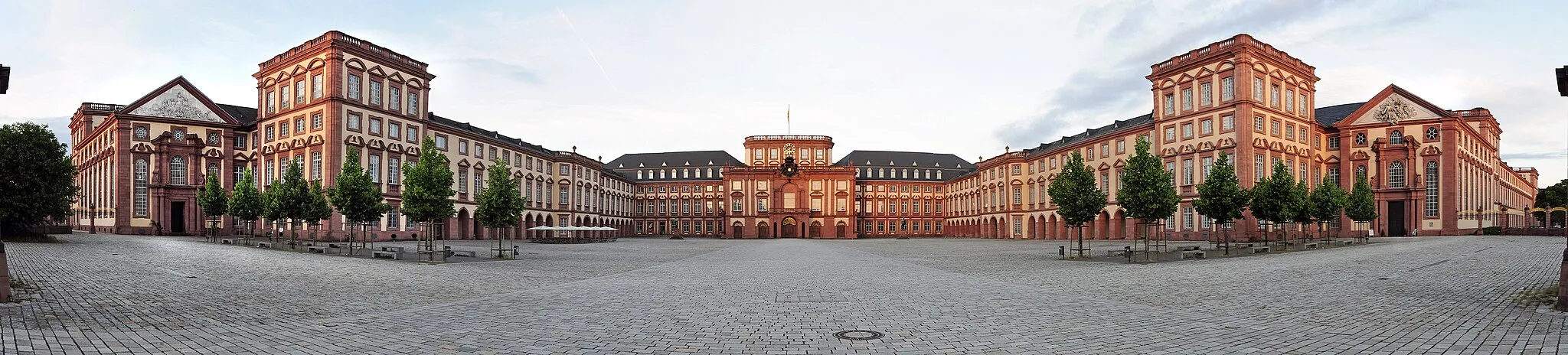 Photo showing: Mannheim Palace, panoramic view, 180 degrees - 5 pictures stitched