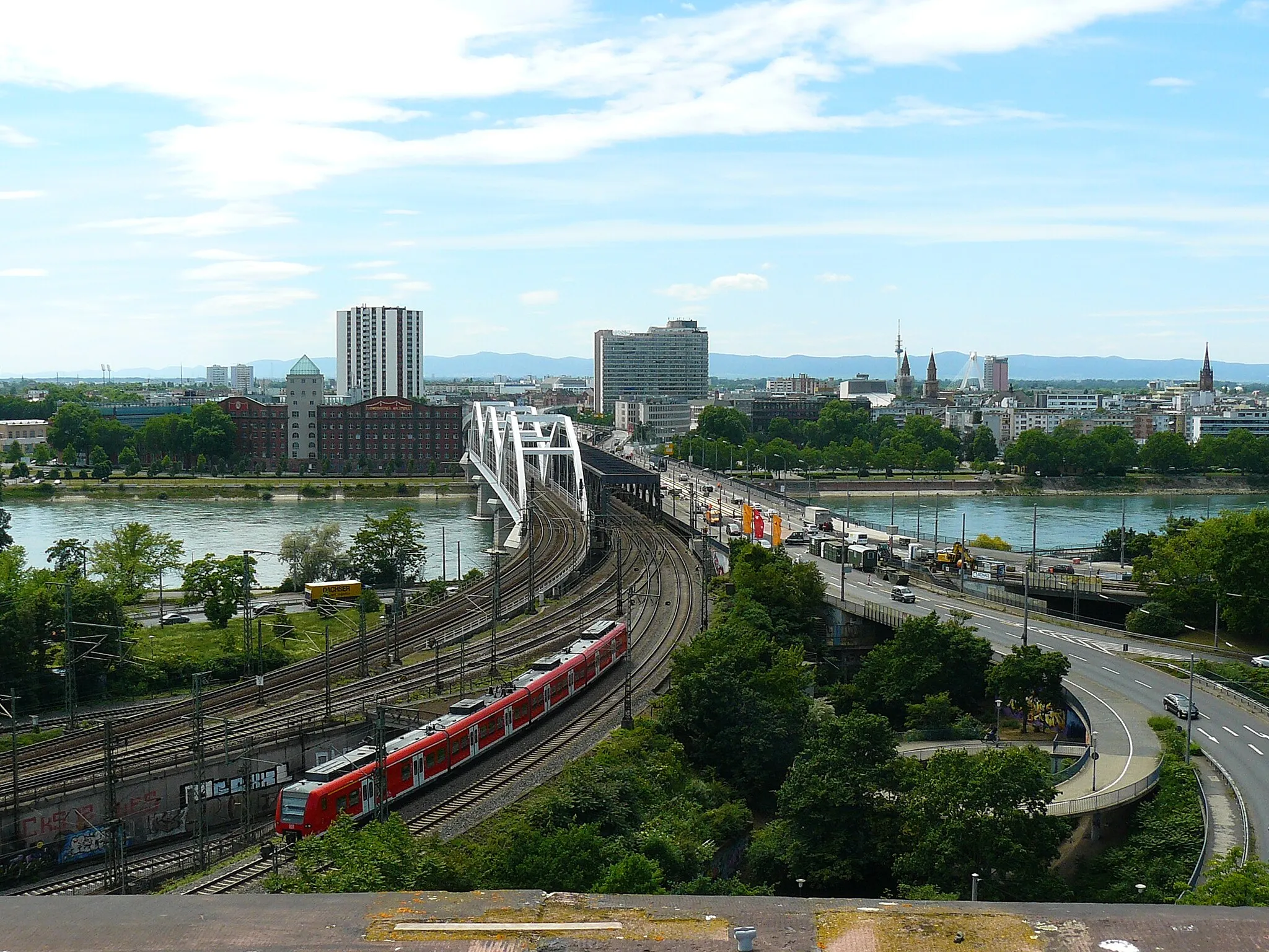 Photo showing: Blick in Richtung Rhein, Eisenbahn- und Theodor-Heuss-Brücke nach Ludwigshafen