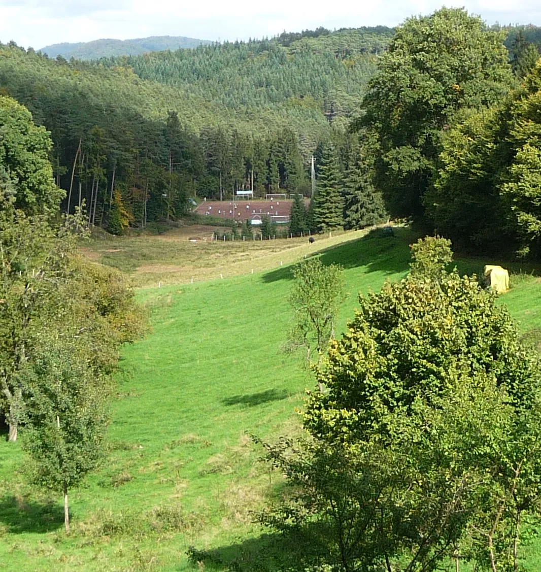 Photo showing: Blick zum Stadion von Esthal