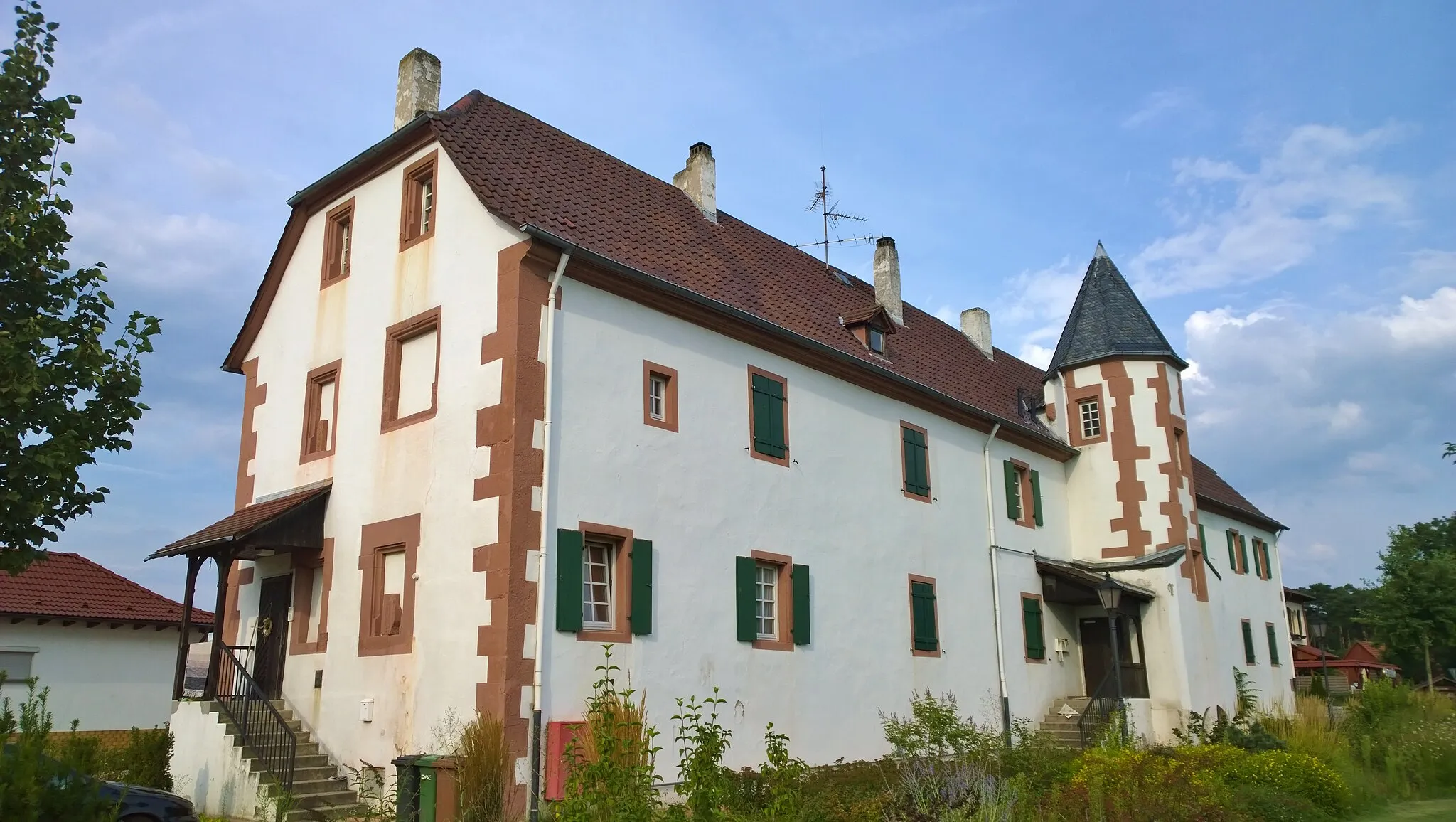 Photo showing: Wirtschafts- und Beamtenbau des ehemaligen Schloss Neuschloss (Friedrichsburg) - Sicht von der Hauptstraße (Frontansicht)