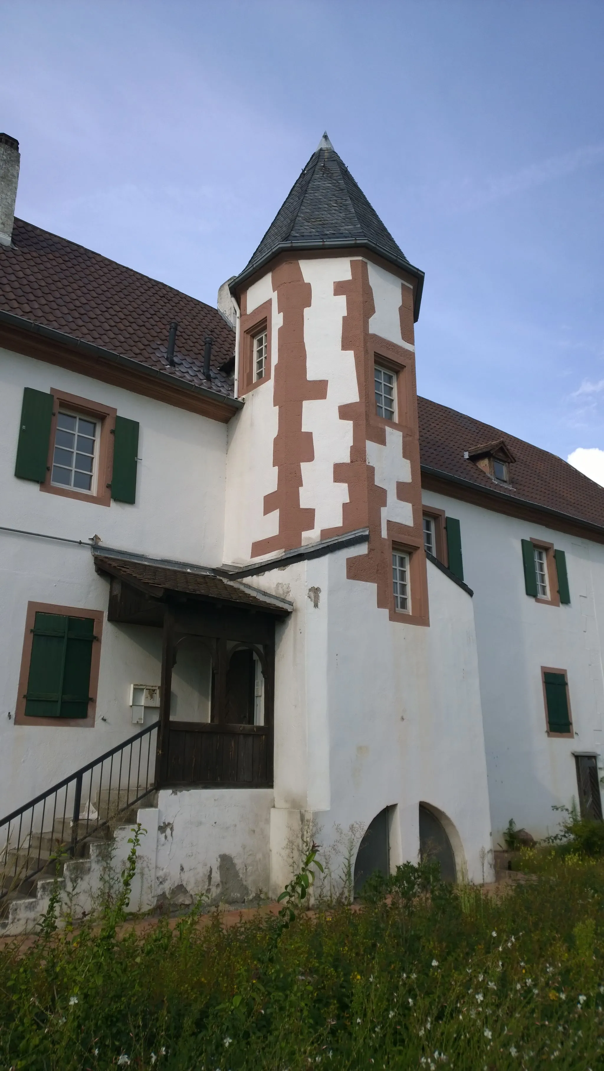 Photo showing: Wirtschafts- und Beamtenbau des ehemaligen Schloss Neuschloss (Friedrichsburg) - Aufgang und Turm