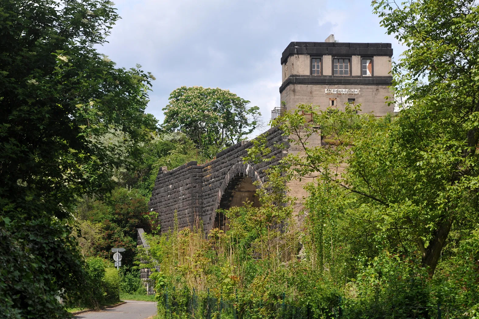 Photo showing: Hindenburg bridge over the Rhine river between Bingen-Kempten and Rüdesheim, destroyed in March 1945; Hesse, Germany.
Fragments of the northern access lane in Rüdesheim.