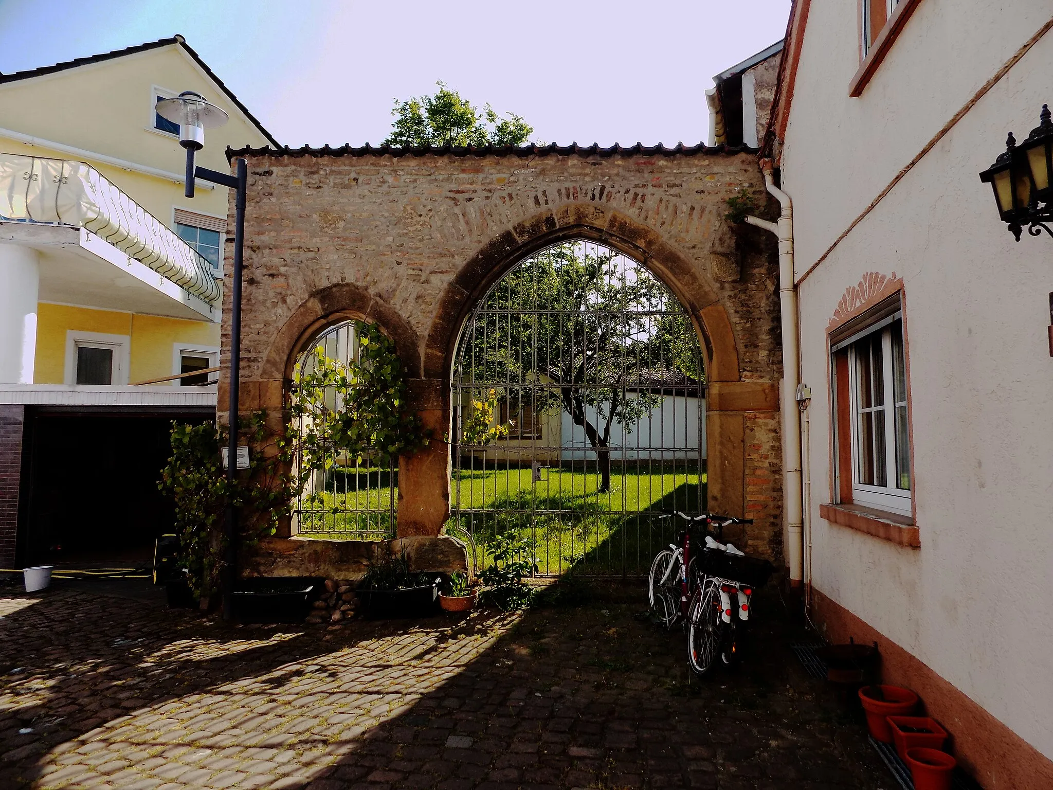 Photo showing: Gotisches Portal Worms Pfiffligheim