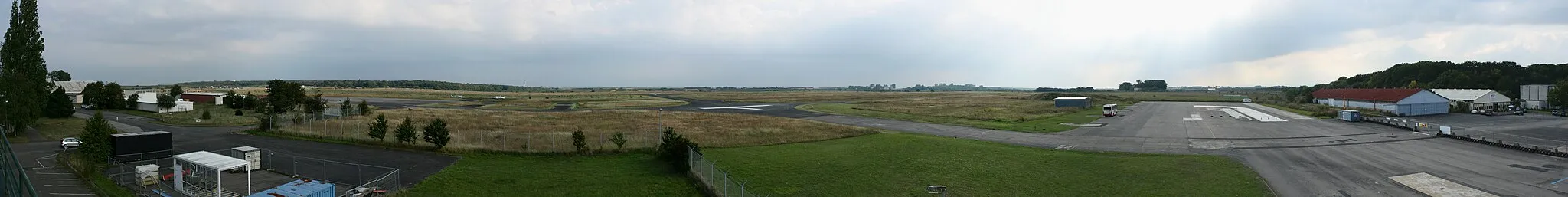 Photo showing: Partial Panorama view over the Airfield in Mainz-Finthen