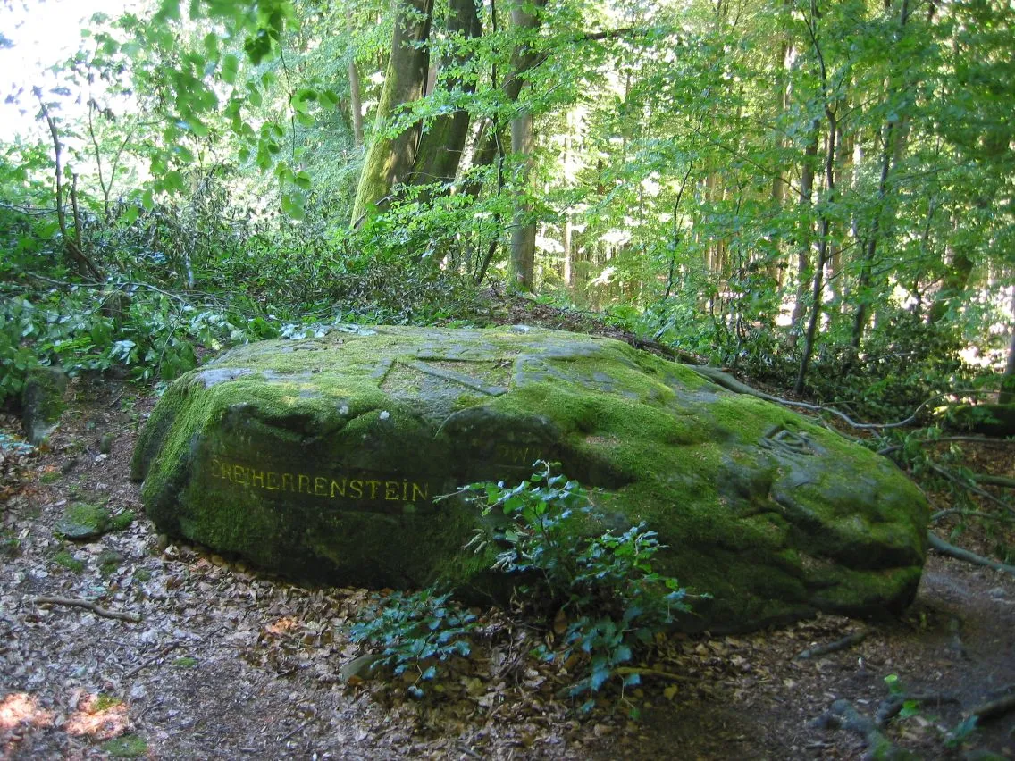 Photo showing: Ritterstein Nummer 57, Dreiherrenstein