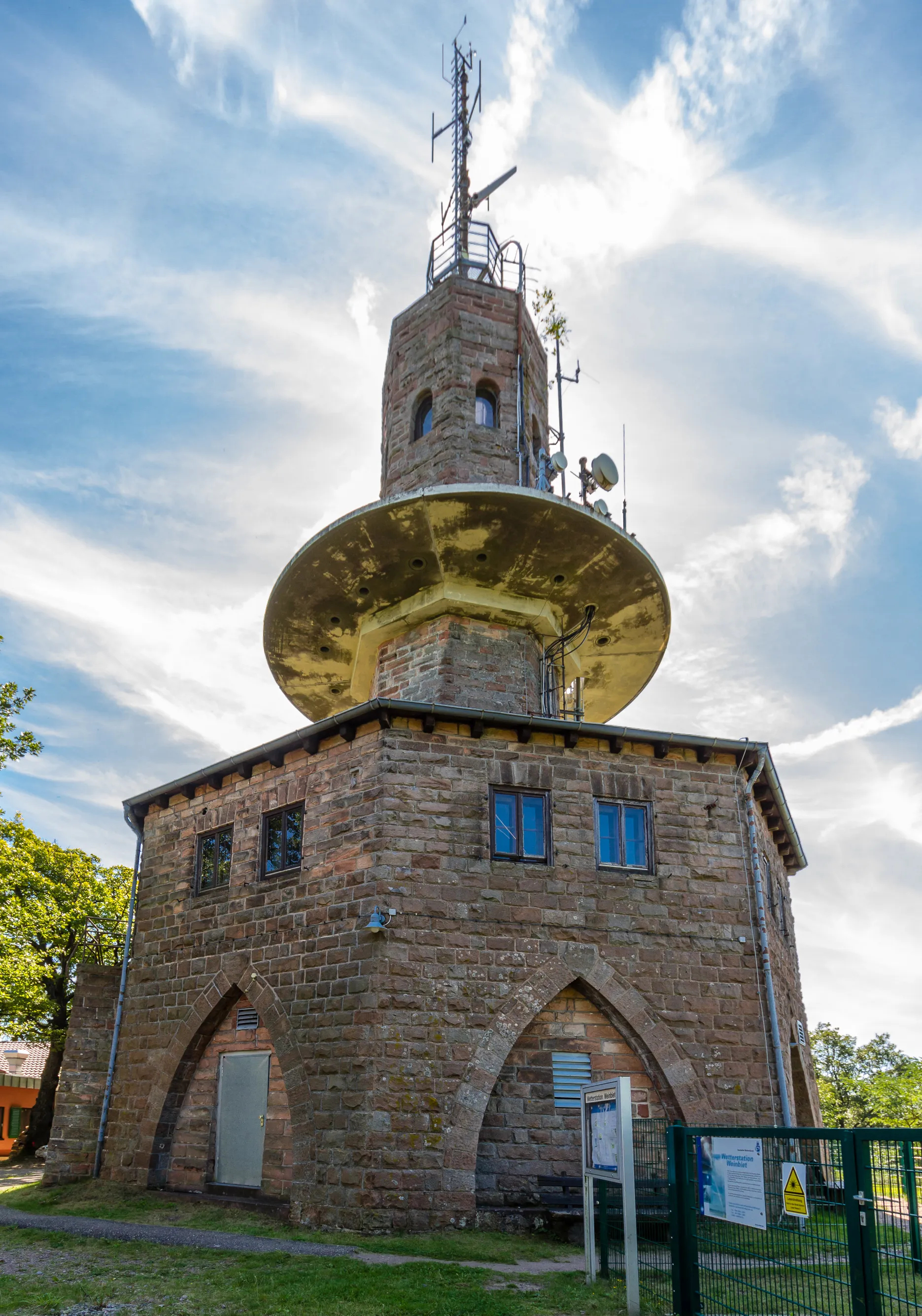 Photo showing: This is a photograph of a cultural monument. It is on the list of cultural monuments of Neustadt an der Weinstraße - Gimmeldingen.
Designation: Weinbiet tower Construction time: 1870–74 Description: Octagonal lookout tower on the summit of the 554 m high Weinbiet.

Parabolic facing designated 1930, architect A. Sieber, increased in 1952. Place: Gimmeldingen, Neustadt an der Weinstraße, Rhineland-Palatinate, Germany Location: Weinbiet House number: 4
Parcel of land: West of the village on the Weinbiet.