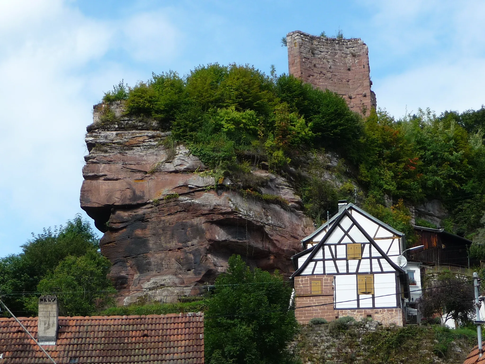 Photo showing: Die Burg Elmstein ist die Ruine einer hochmittelalterlichen Spornburg auf einem 290 Meter hohen Bergsporn an der nördlichen Seite des Speyerbachtales im Pfälzerwald über dem Ort Elmstein im Landkreis Bad Dürkheim in Rheinland-Pfalz.