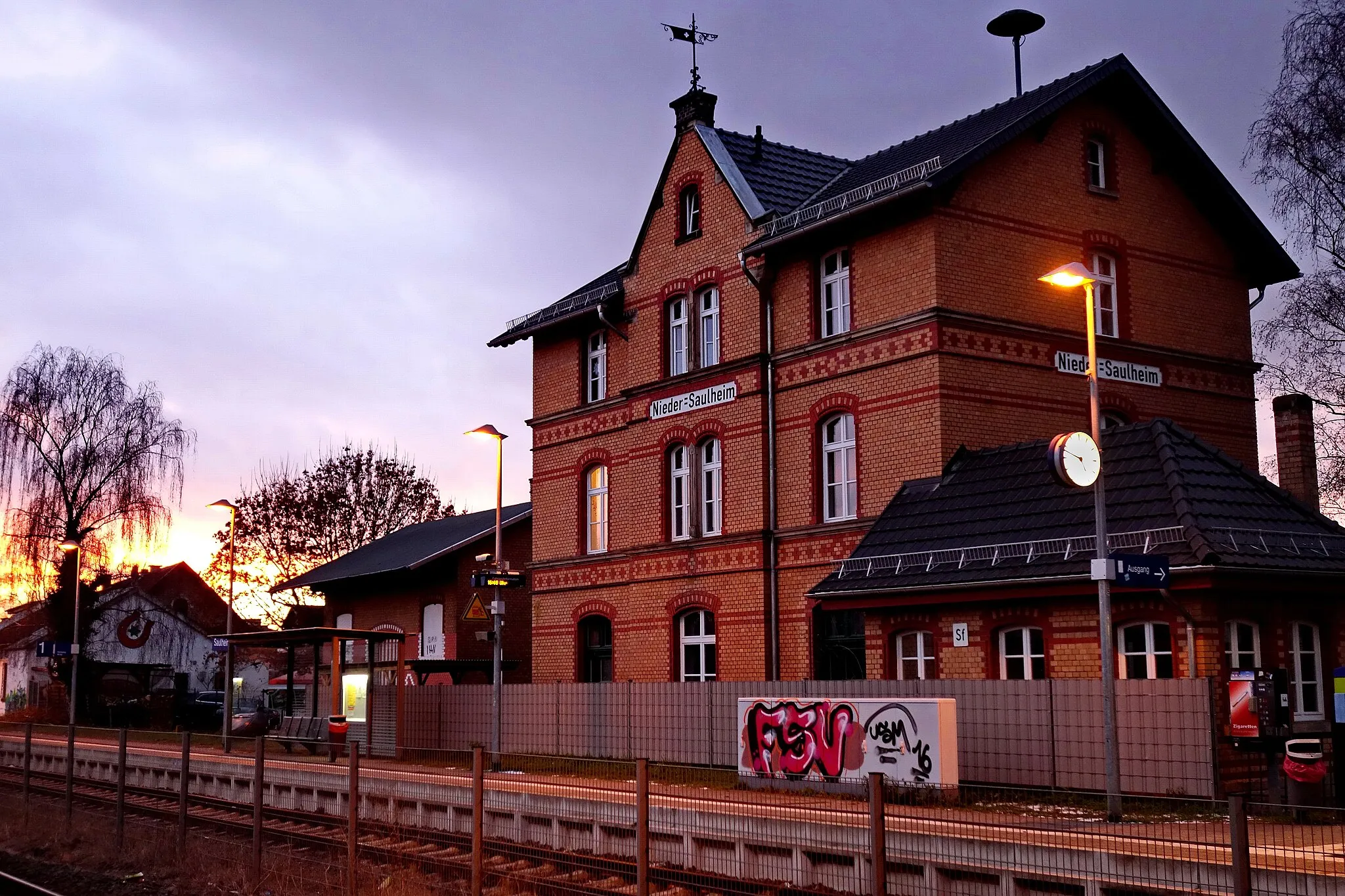 Photo showing: Historisches Bahnhofsgebäude in Saulheim