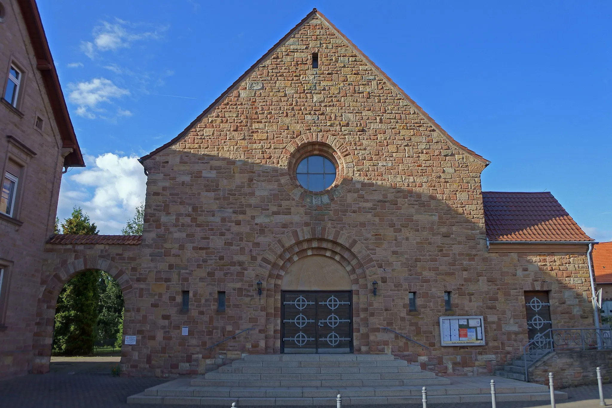 Photo showing: katholische Kirche "St. Matthäus", romanisierender Saalbau, 1935/36, Architekten Albert Boßlet, Würzburg/Landau und Karl Lochner, Ludwigshafen; straßen- und ortsbildprägend, Kriegsfeld