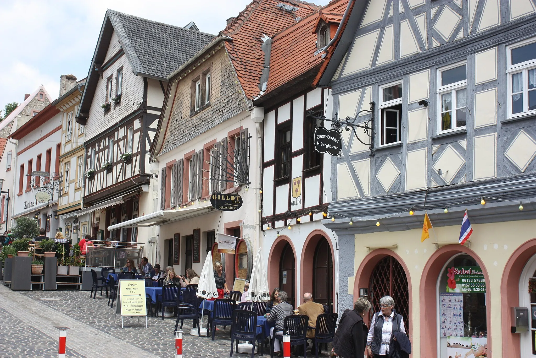 Photo showing: Oppenheim, a row of houses nearby the town square