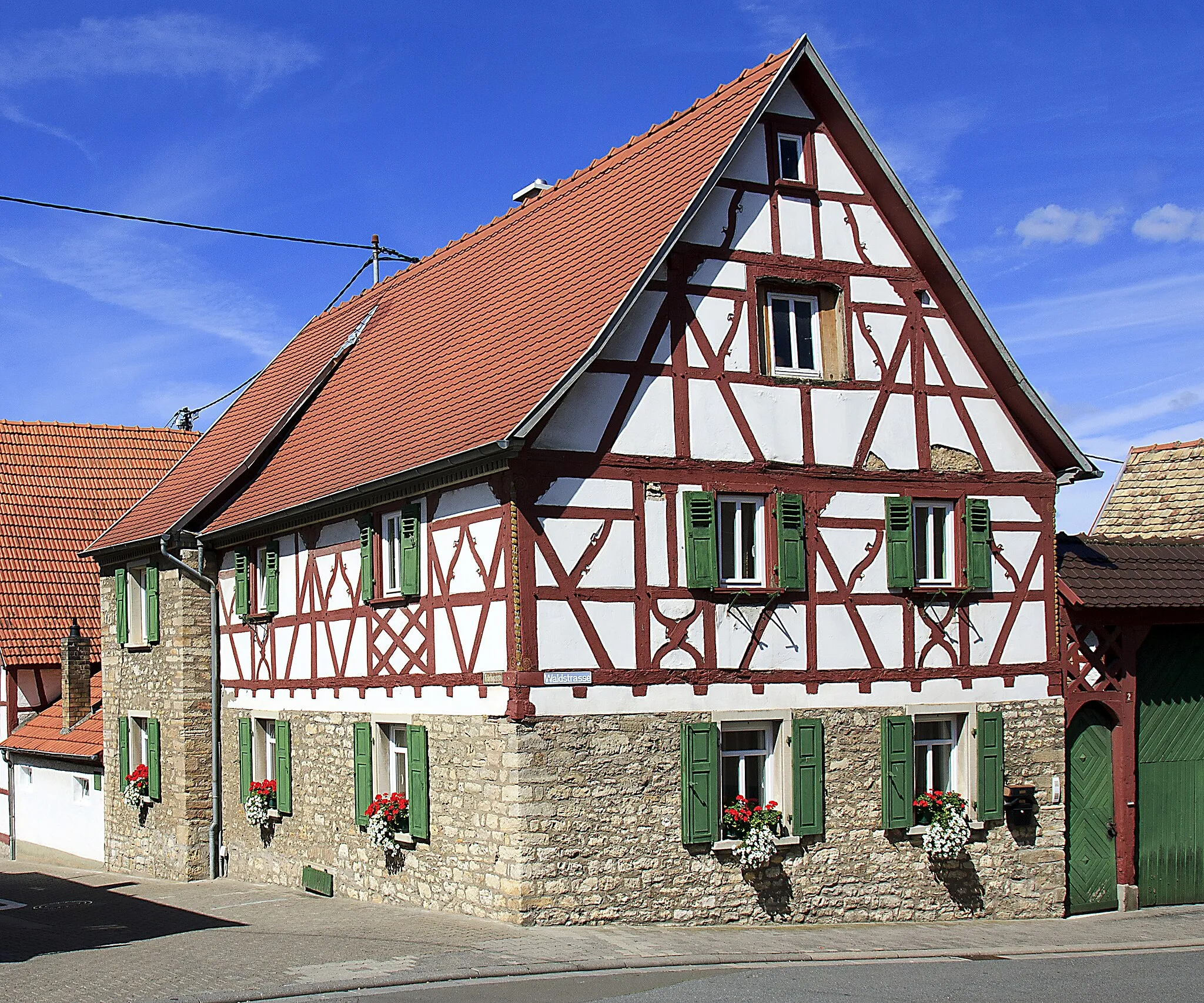 Photo showing: Köngernheim, barocker Dreiseithof, bezeichnet 1709; Fachwerkhaus, teilweise massiv