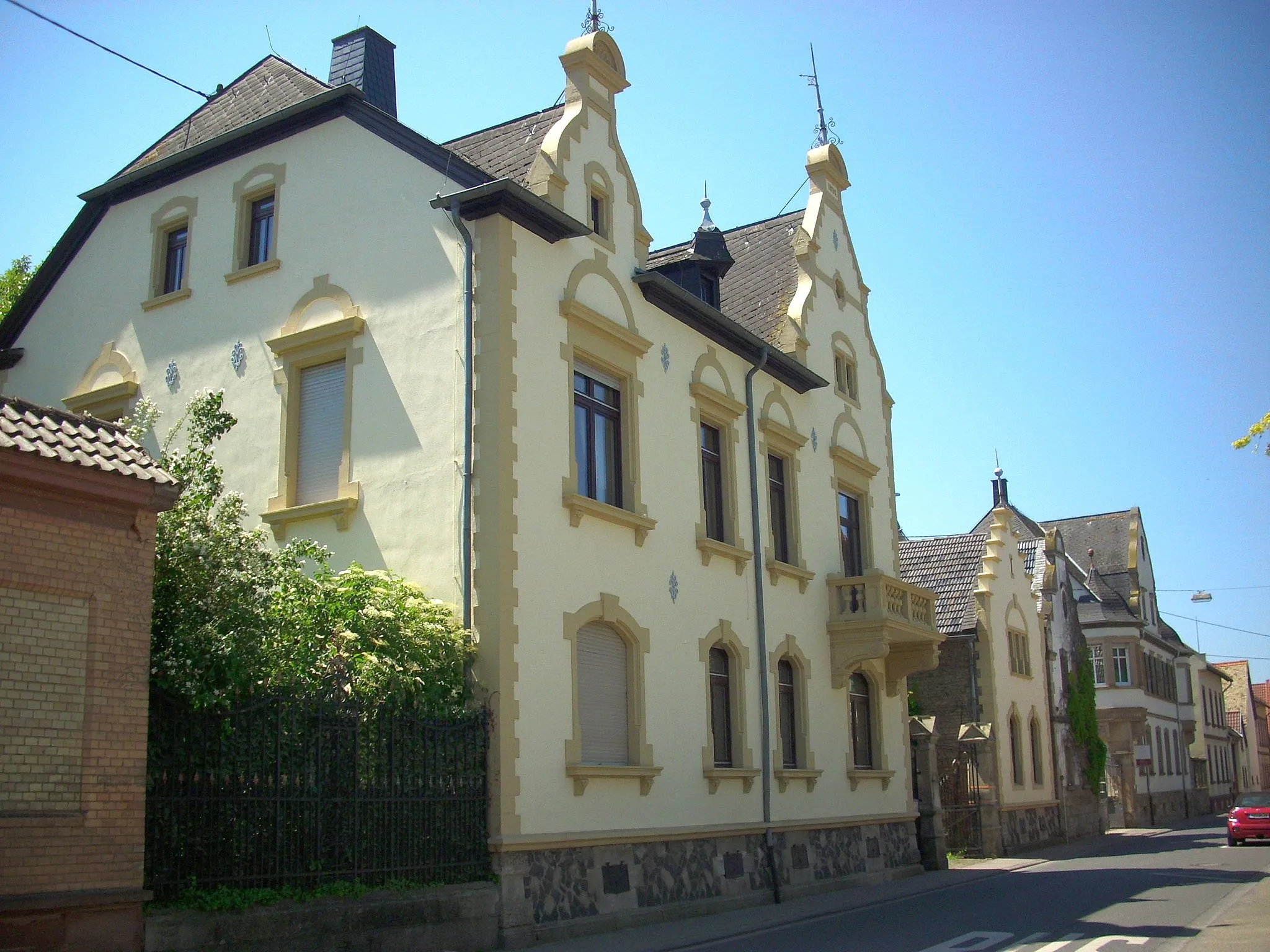 Photo showing: Repräsentativer Vierseithof; späthistoristisches Wohnhaus, bezeichnet 1896, Ausstattung; Backstein-Ökonomie mit Treppengiebel, 1920er Jahre; parkartiger, ummauerter Garten mit Grottenarchitektur