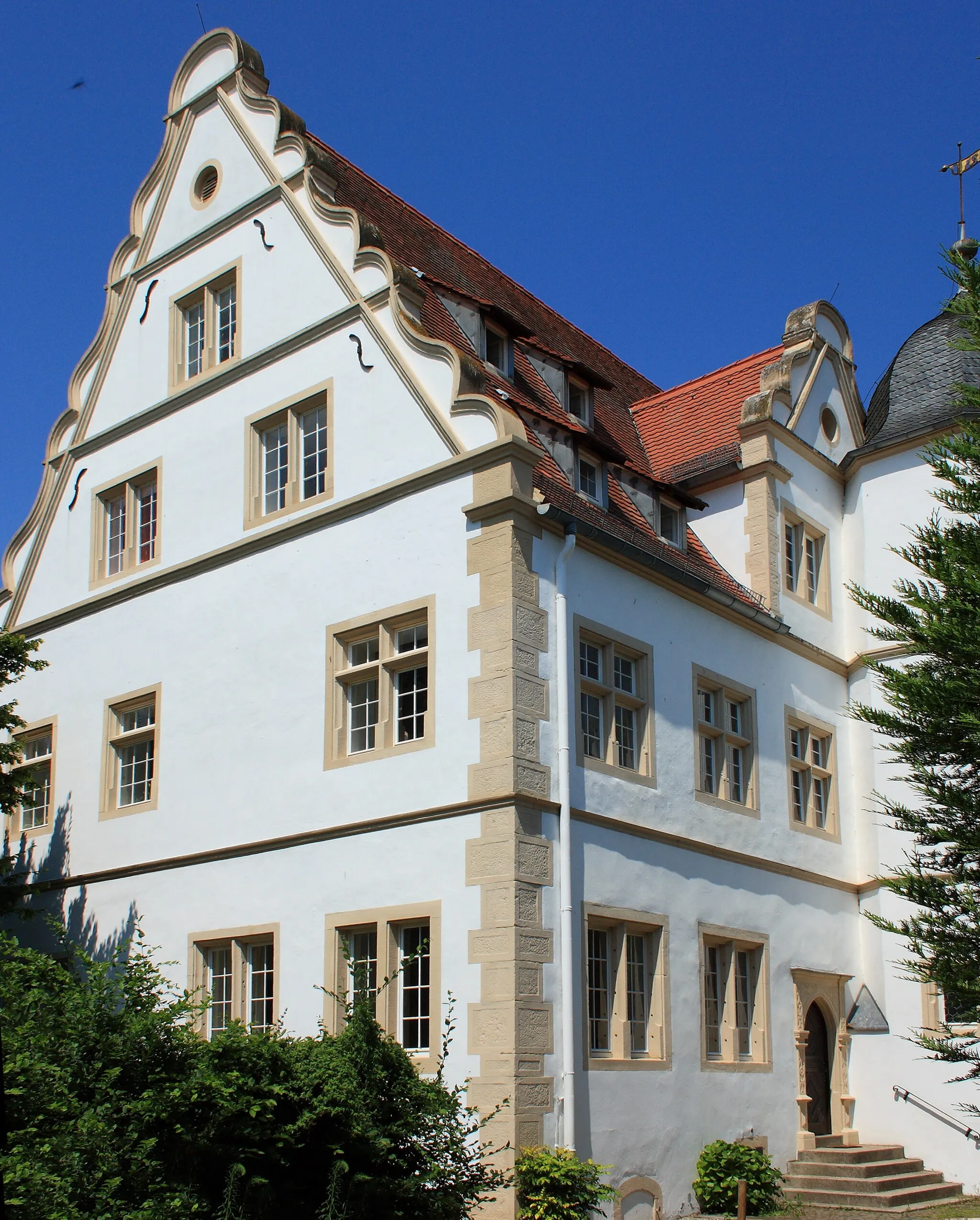 Photo showing: Hahnheim, ehemaliges Schloss, Renaissancebau, Treppenturm, bezeichnet 1590; errichtet von den Herren von Dienheim, die Mitte des 16. Jahrhunderts die Ortsherrschaft übernommen hatten.