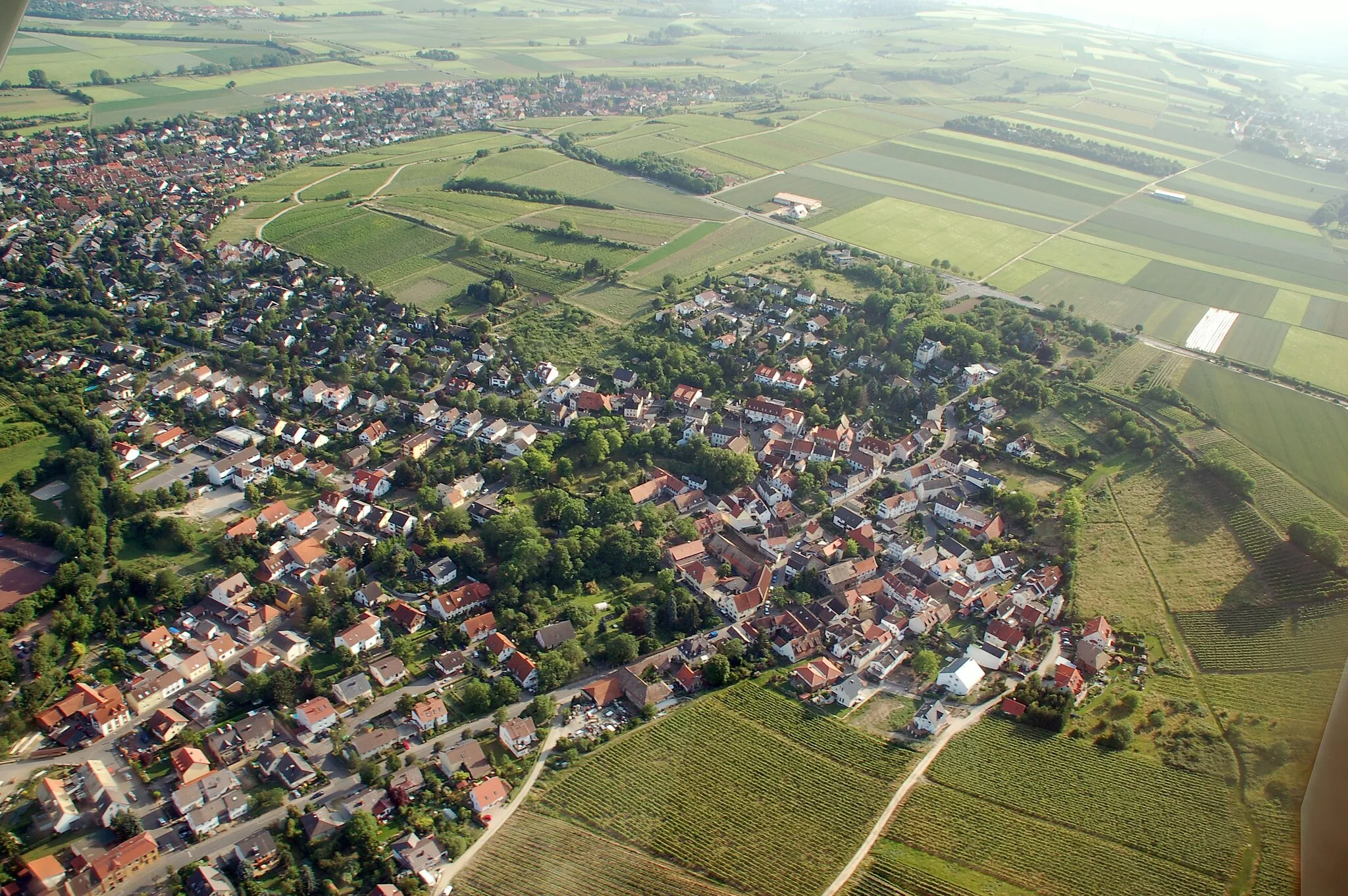 Photo showing: Aerial photograph of Gau-Bischofsheim, Rhineland-Palatinate, Germany
