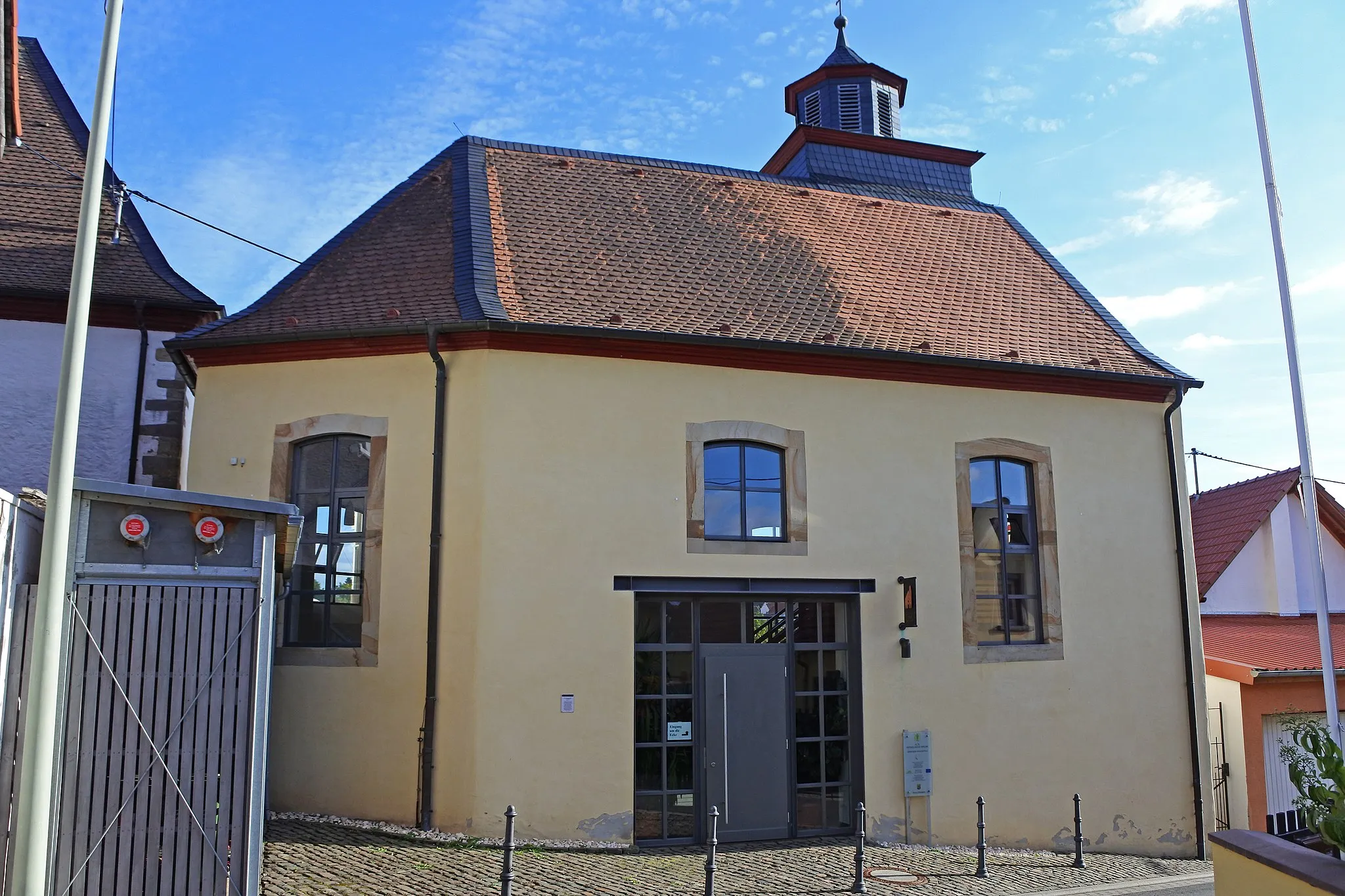 Photo showing: Alte Katholische Kirche "St. Matthäus" , spätbarocker Saalbau, bezeichnet 1787, Dachreiter um 1826; ortsbildprägend , Kriegsfeld