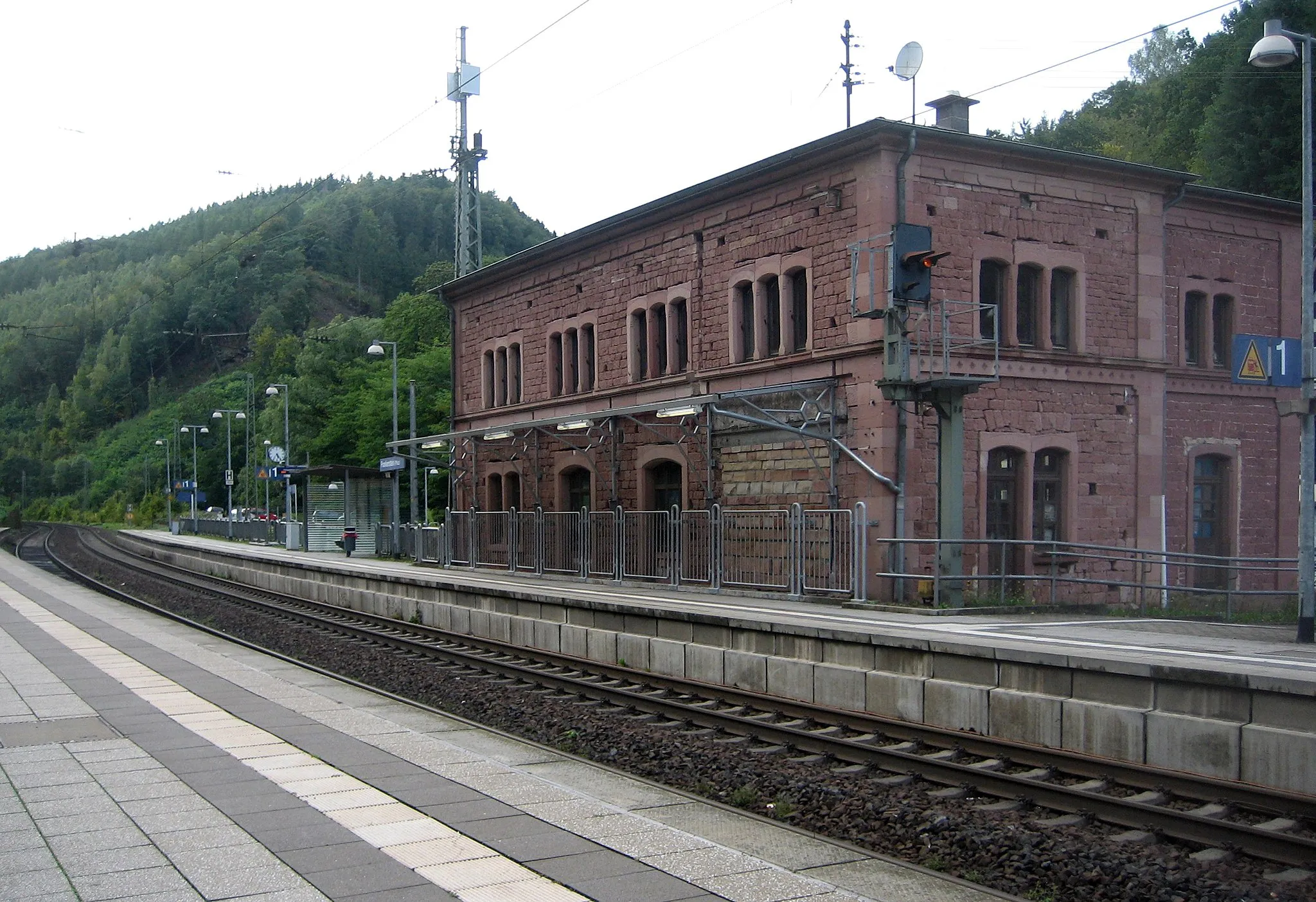 Photo showing: Bezeichnung: Bahnhof Lage: Hauptstraße 9 Ort: Frankenstein Bauzeit: drittes Viertel des 19. Jahrhunderts
Beschreibung:zweieinhalbgeschossiger spätklassizistischer Walmdachbau mit Giebelrisalit, wohl aus dem dritten Viertel des 19. Jahrhunderts