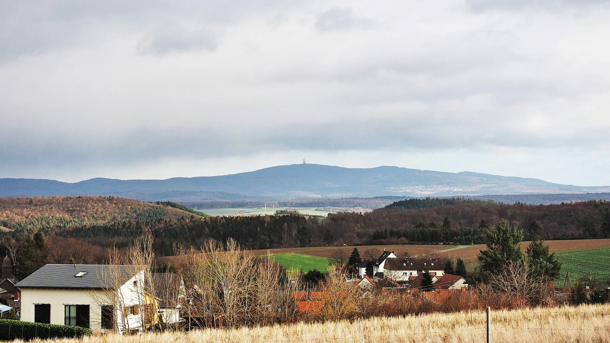 Photo showing: View towards Grosser Feldberg from Kesselbach, landscape and mountains without snow in January 2018, winter 2017-2018 in Germany.