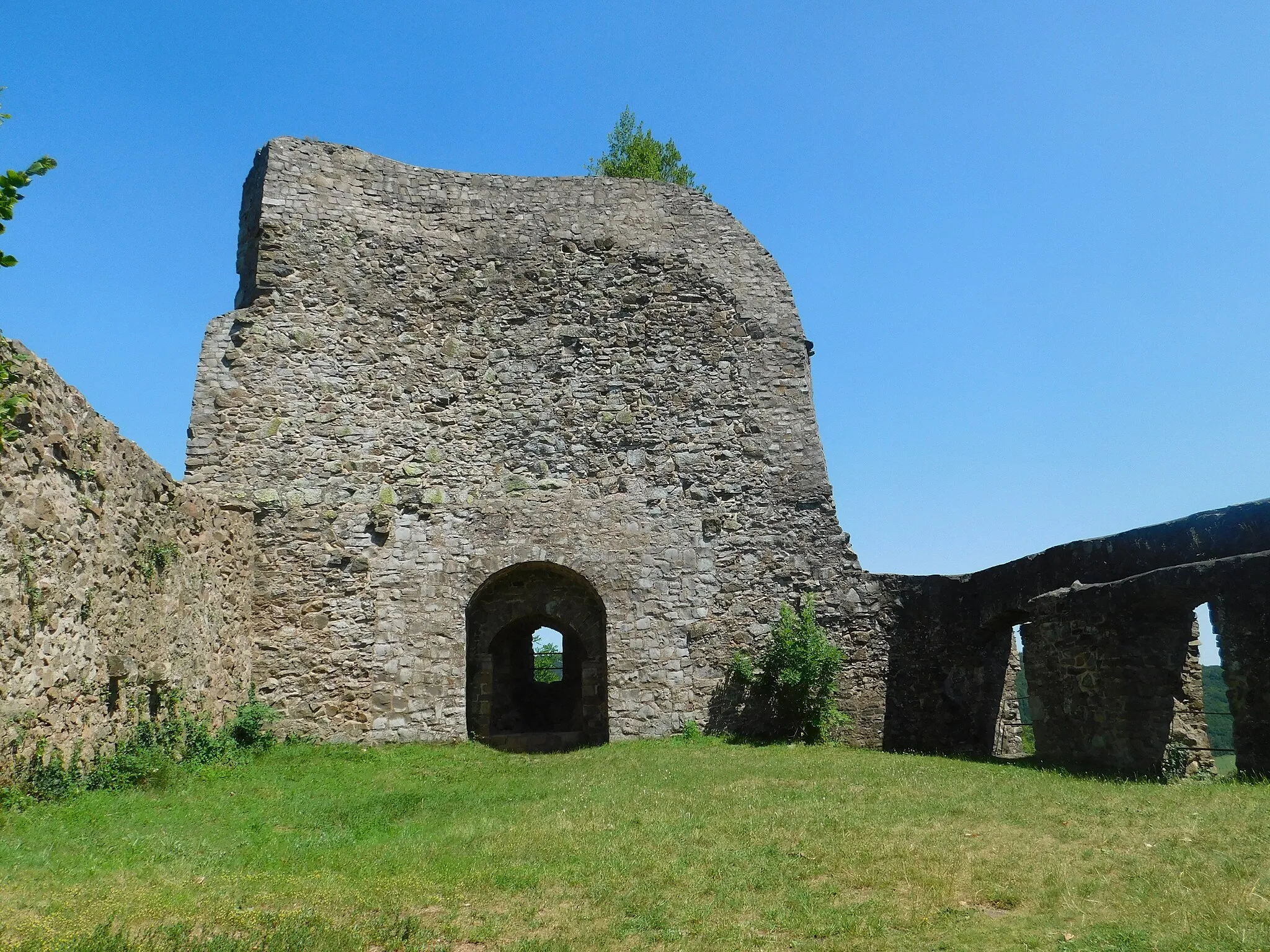 Photo showing: kleine Burganlage, um 1260 von Graf Heinrich II. von Veldenz errichtet, 1689 zerstört; Pallaswand, Schildmauer, Nord-Wehrmauer, Reste eines Rundturms; Denkmal für den Heiligen Remigius, bezeichnet 1853, zwei Halsgräben