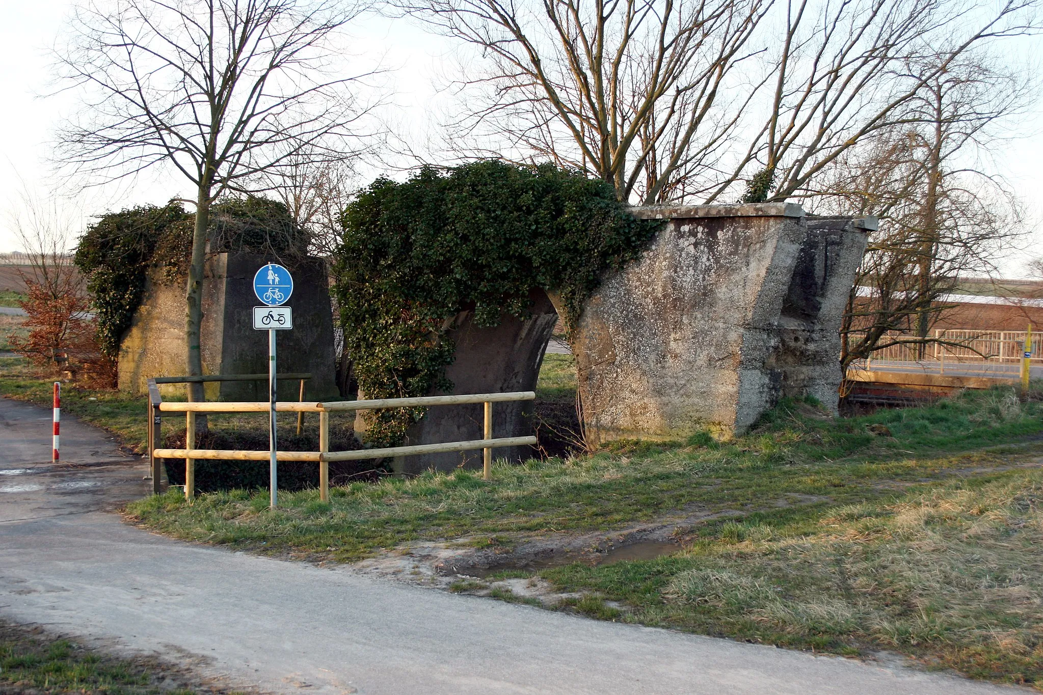 Photo showing: Viadukt, Überrest der Lokalbahn Neustadt-Speyer ("Pfefferminzbähnel") bei Freisbach, Lkr. Germersheim.