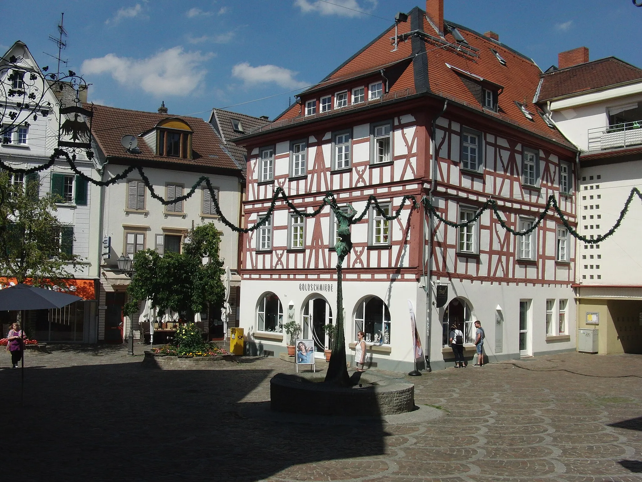 Photo showing: Alzey, Fischmarktbrunnen und Haus Zum Karpfen