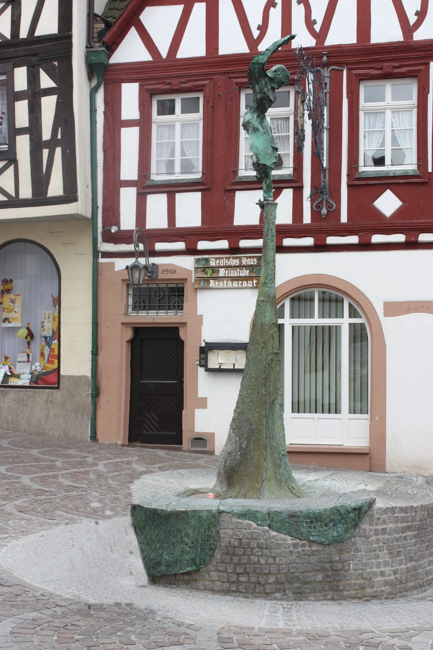 Photo showing: Alzey, vine restaurant "Deutsches Haus" and Fischmarktbrunnen fountain