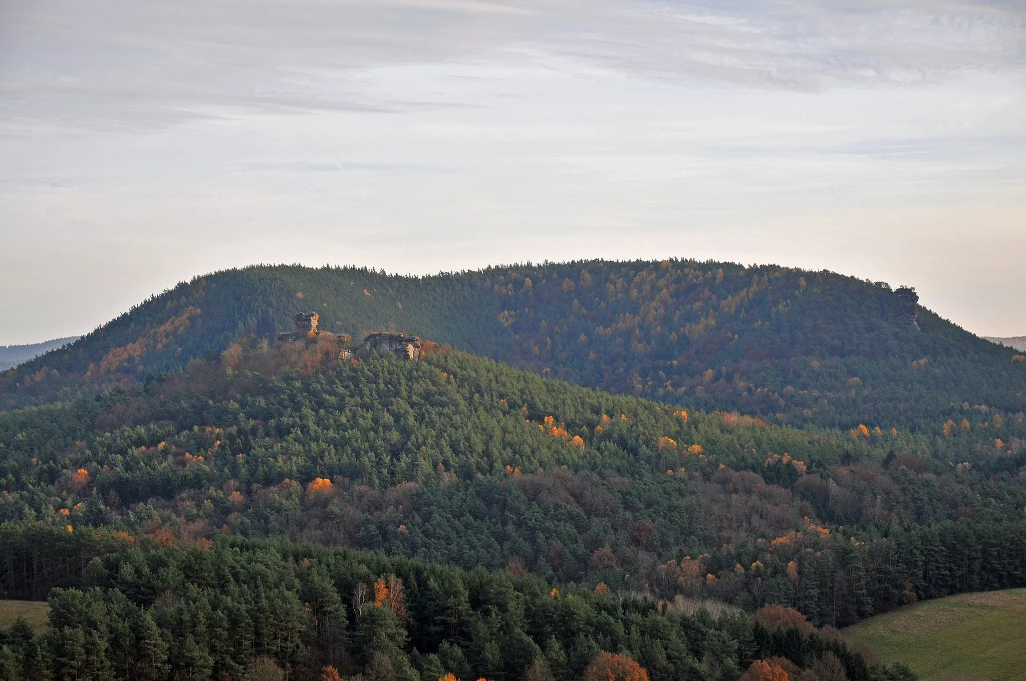 Photo showing: Im Vordergrund die Ruine Drachenfels, dahinter die Nordwestflanke des Heidenbergs. Am rechten Bildrand ist der Buchkammerfels zu sehen. Aufgenommen vom Sprinzel (Dickenbergpfeiler)