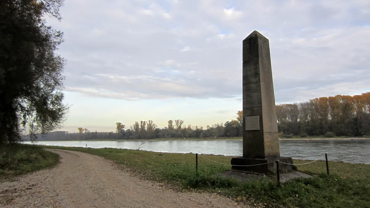 Photo showing: Denkmal für die Rheinquerung der Französischen Truppen bei Leimersheim am 2. April 1945