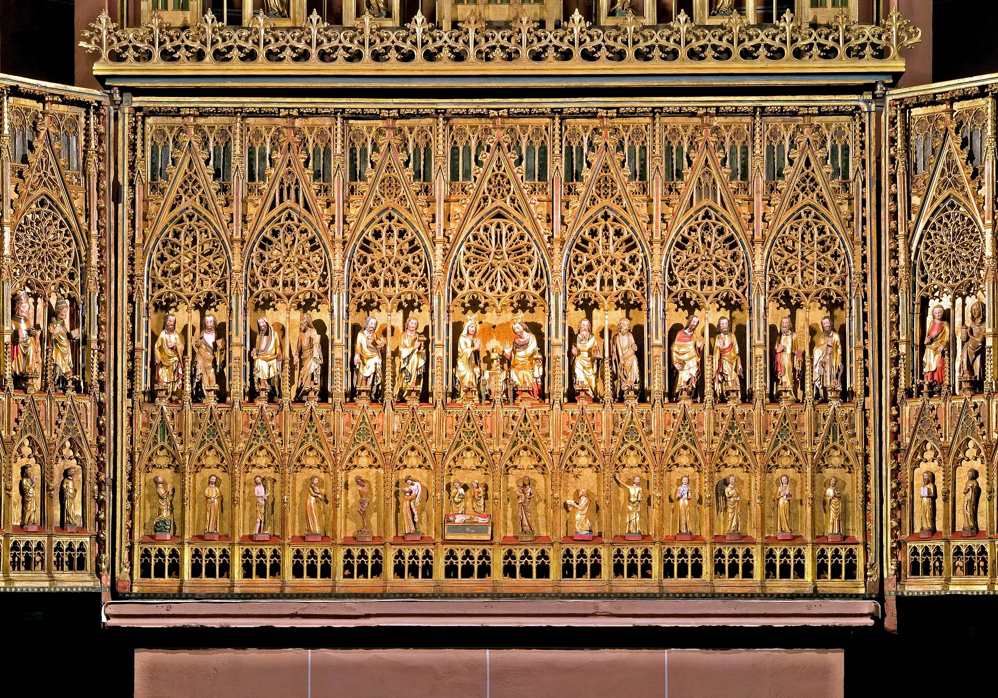 Photo showing: Der Goldaltar in der Liebfrauenkirche von Oberwesel ist ein dreiflügeliges Hochaltarretabel. Kunsthistoriker werten den um 1330-1340 entstandenen gotischen Altar als einen der ältesten und kostbarsten Flügel- und Schreinretabeln Deuschlands.