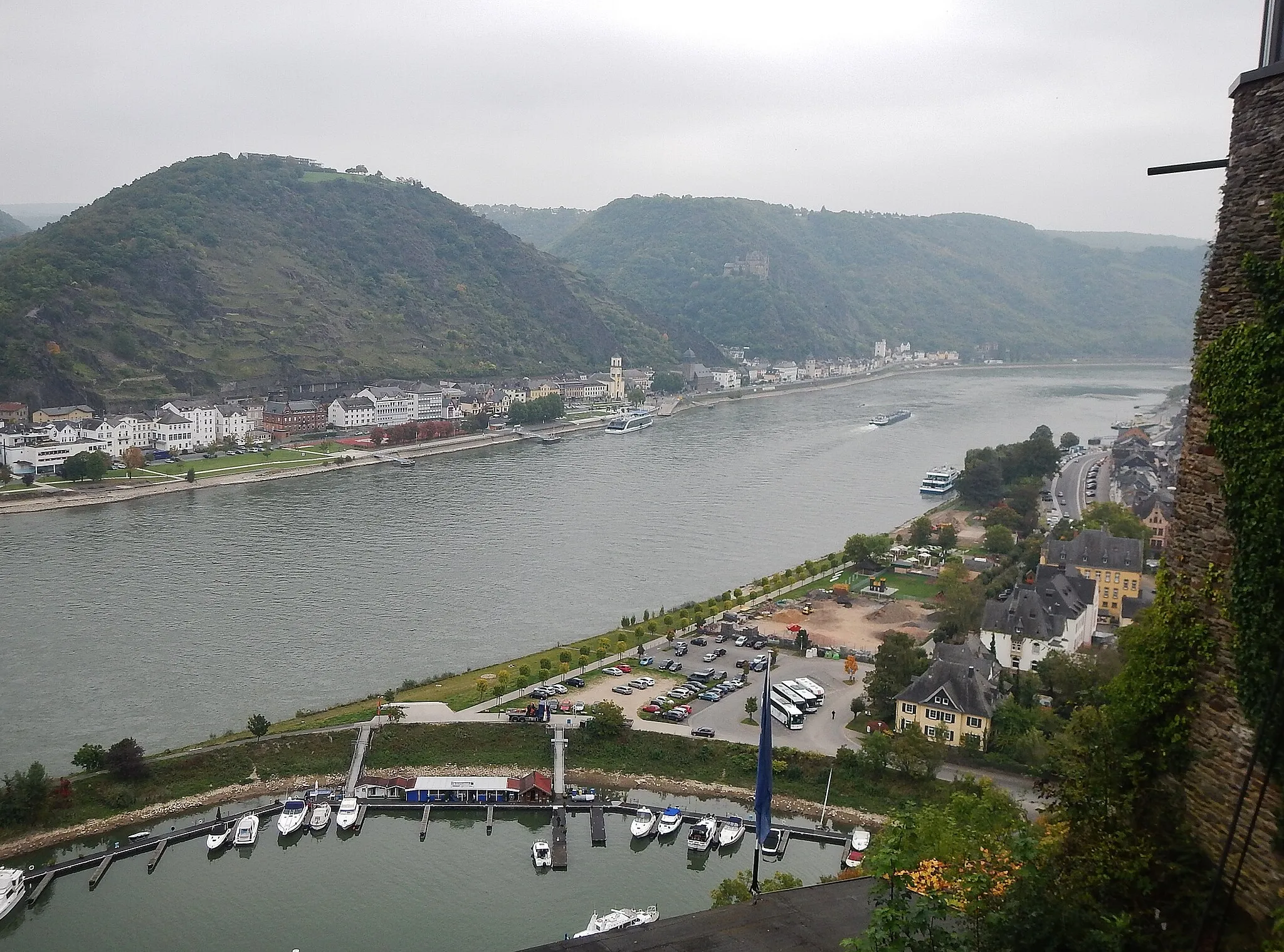 Photo showing: Ausblick von der Burg Rheinfels auf Sankt Goar und Sankt Goarshausen