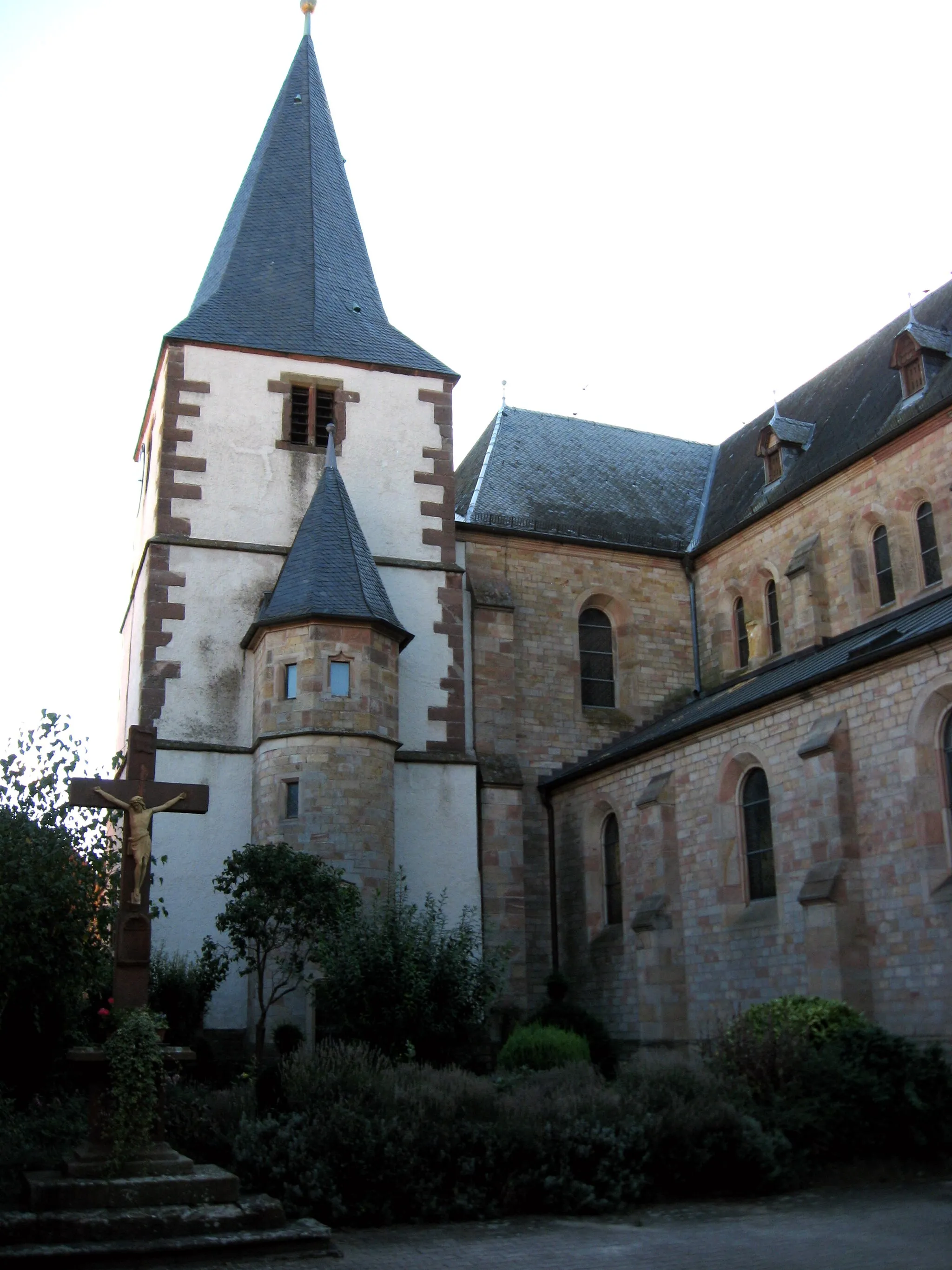 Photo showing: Katholische Pfarrkirche St. Georg, St.-Georg-Straße 1 in Arzheim (Ortsteil von Landau); neuspätromanischer Sandsteinquaderbau, spätgotischer ehemaliger Chorturm