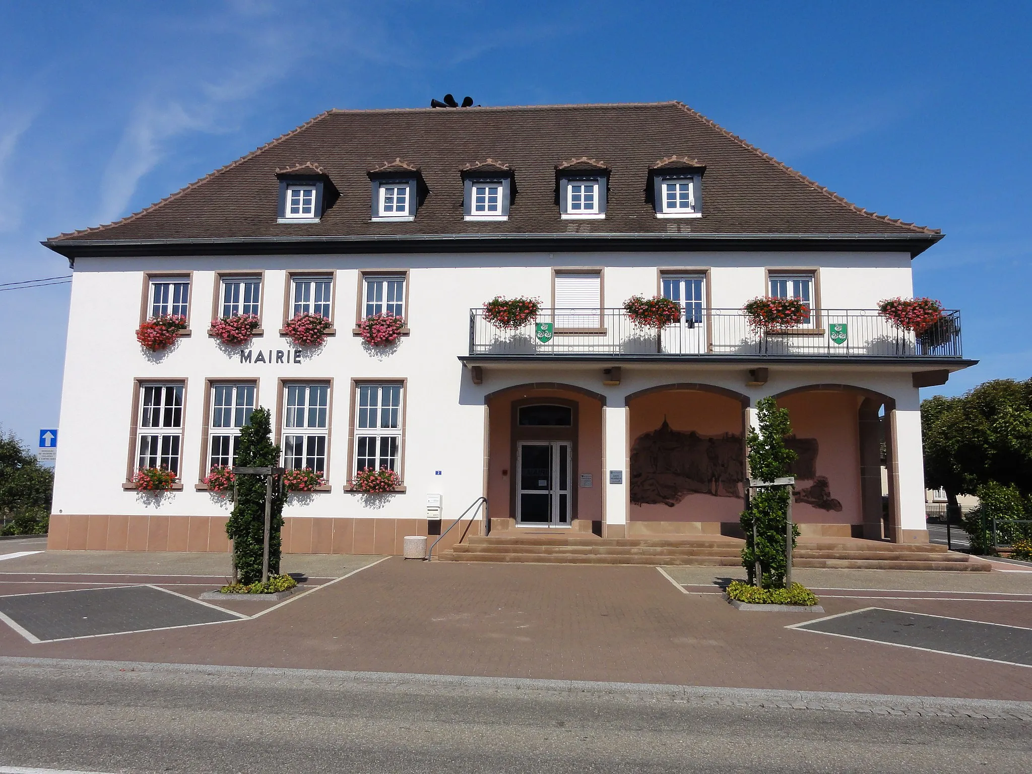 Photo showing: Alsace, Bas-Rhin, Sessenheim, Mairie-école (XXe), place de la Mairie.