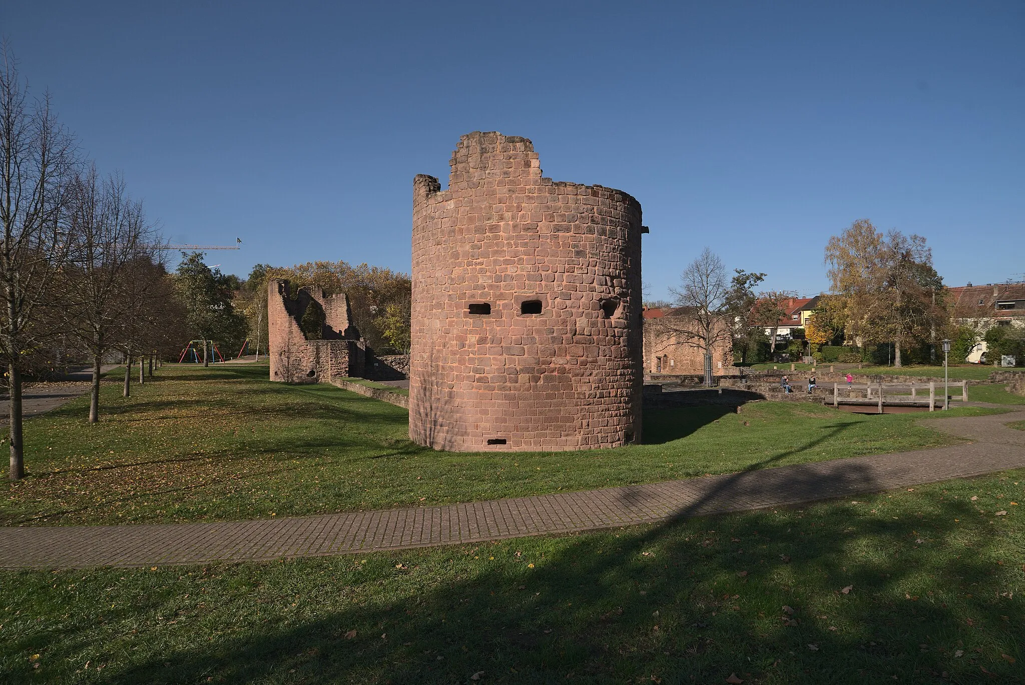 Photo showing: Blick auf den Südturm der Burg Bucherbach. Im Hintergrund befindet sich der Westturm.