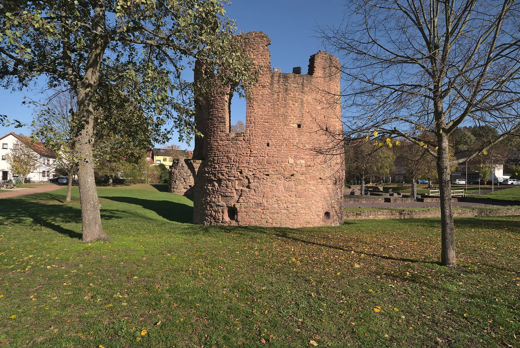 Photo showing: Blick auf den Westturm der Burg Bucherbach.