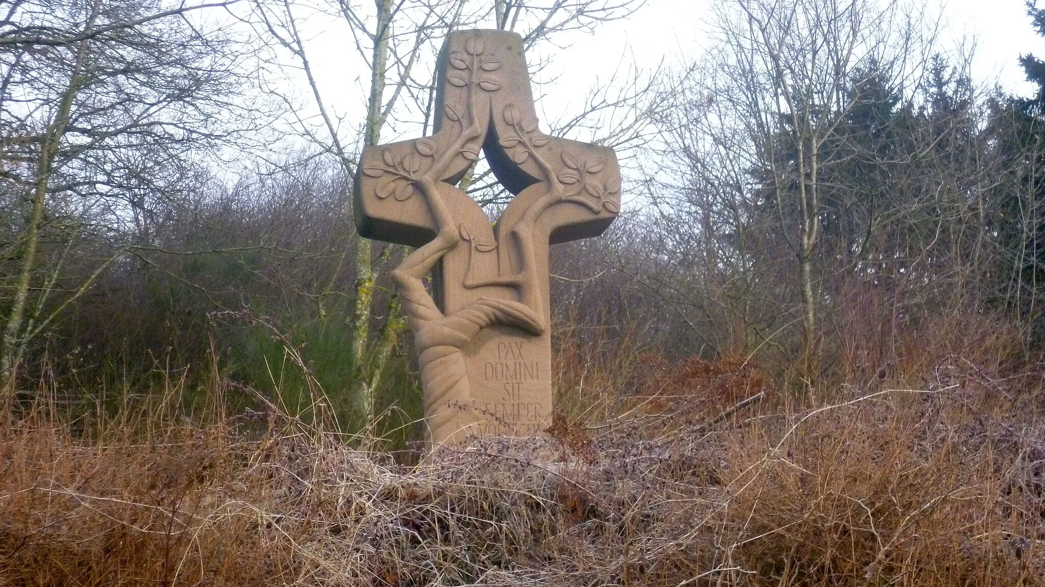 Photo showing: Ornamentiertes Sandsteinkreuz, 1995 für 50 Jahre Frieden in Deutschland aufgestellt