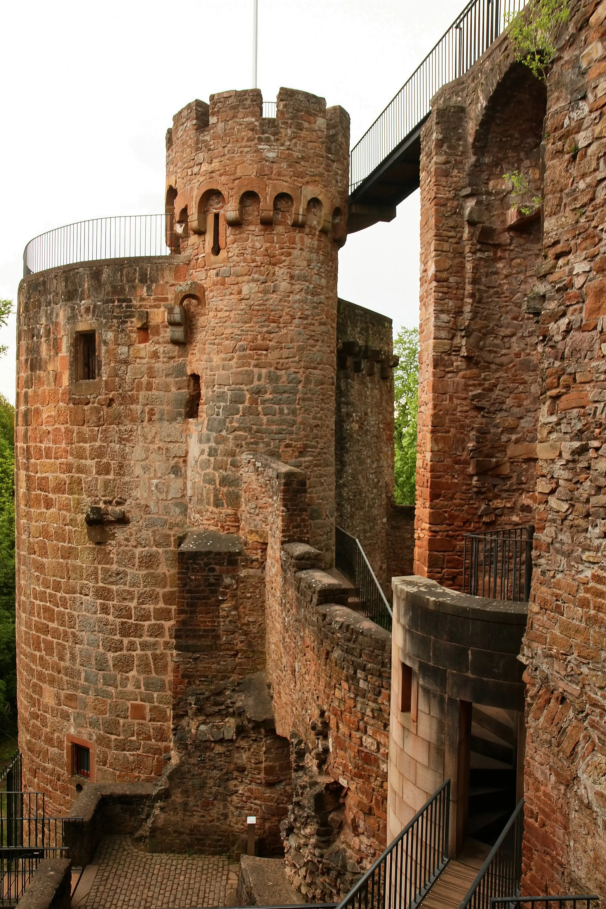 Photo showing: Burg Montclair; Südost-Rondell mit Wehrturm und Brücke zum Nordost-Rondell.